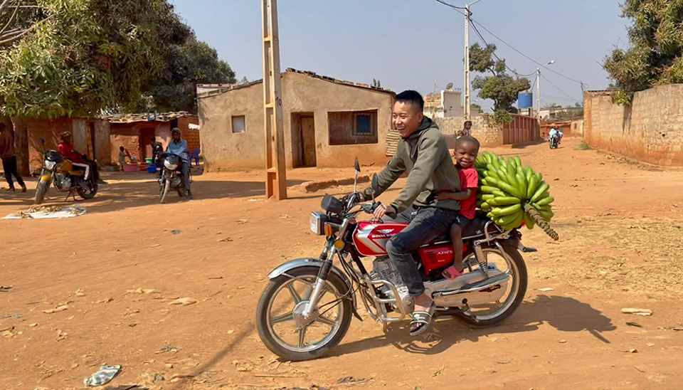 Quang Linh Vlog trở lại ch&acirc;u Phi sau gần 3 th&aacute;ng xa c&aacute;ch, phản ứng của L&ocirc;i Con thế n&agrave;o? - Ảnh 3.