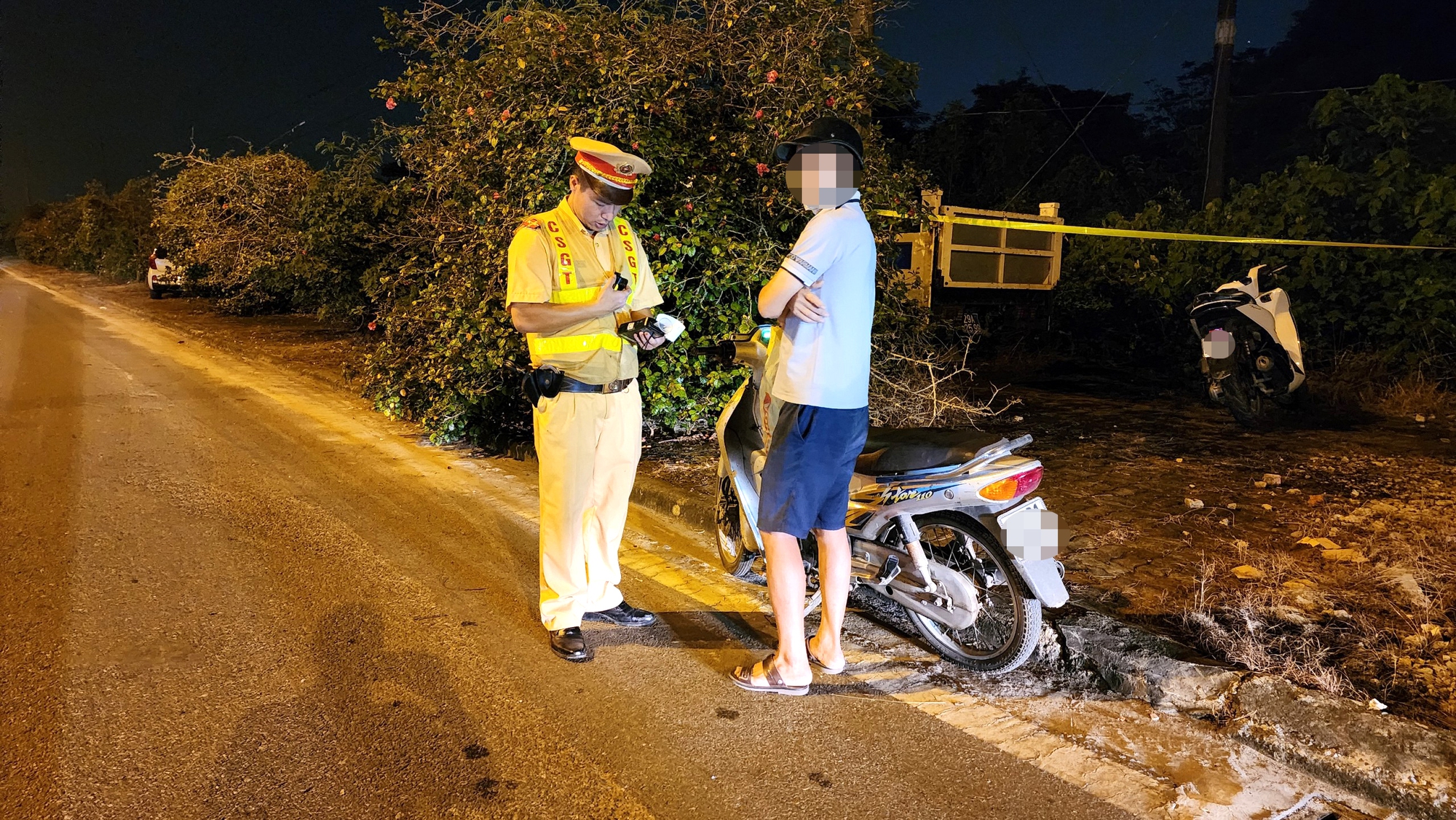 T&agrave;i xế &ocirc; t&ocirc; vi phạm nồng độ cồn đề nghị &ldquo;tạo điều kiện&rdquo; v&igrave; sợ vợ mắng - Ảnh 5.