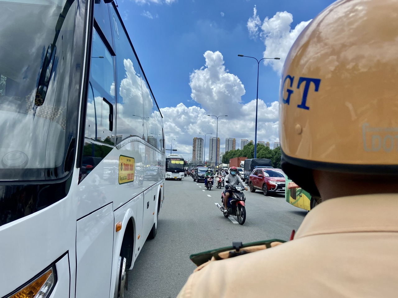 CSGT TP.HCM xử phạt nhiều tài xế chở khách không có hợp đồng - Ảnh 1. CSGT TP.HCM xử phạt nhiều tài xế chở khách không có hợp đồng - Ảnh 1.