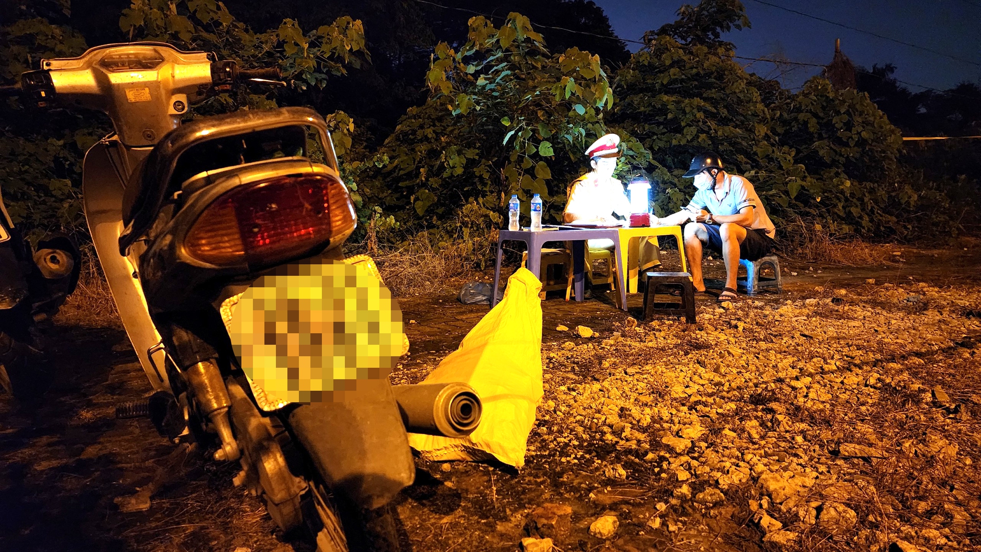 T&agrave;i xế &ocirc; t&ocirc; vi phạm nồng độ cồn đề nghị &ldquo;tạo điều kiện&rdquo; v&igrave; sợ vợ mắng - Ảnh 7.