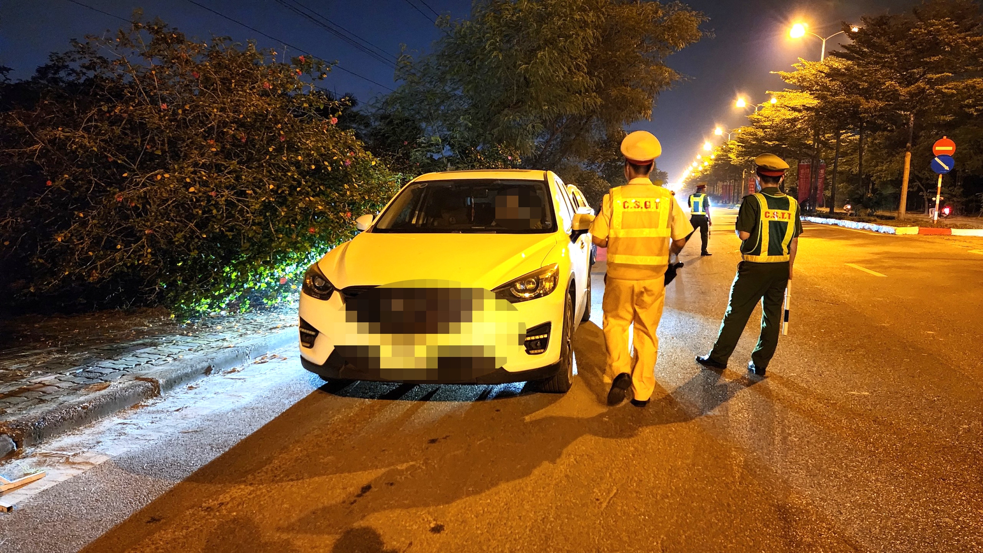 T&agrave;i xế &ocirc; t&ocirc; vi phạm nồng độ cồn đề nghị &ldquo;tạo điều kiện&rdquo; v&igrave; sợ vợ mắng - Ảnh 8.