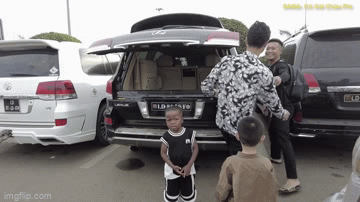 Quang Linh Vlog trở lại ch&acirc;u Phi sau gần 3 th&aacute;ng xa c&aacute;ch, phản ứng của L&ocirc;i Con thế n&agrave;o? - Ảnh 1.