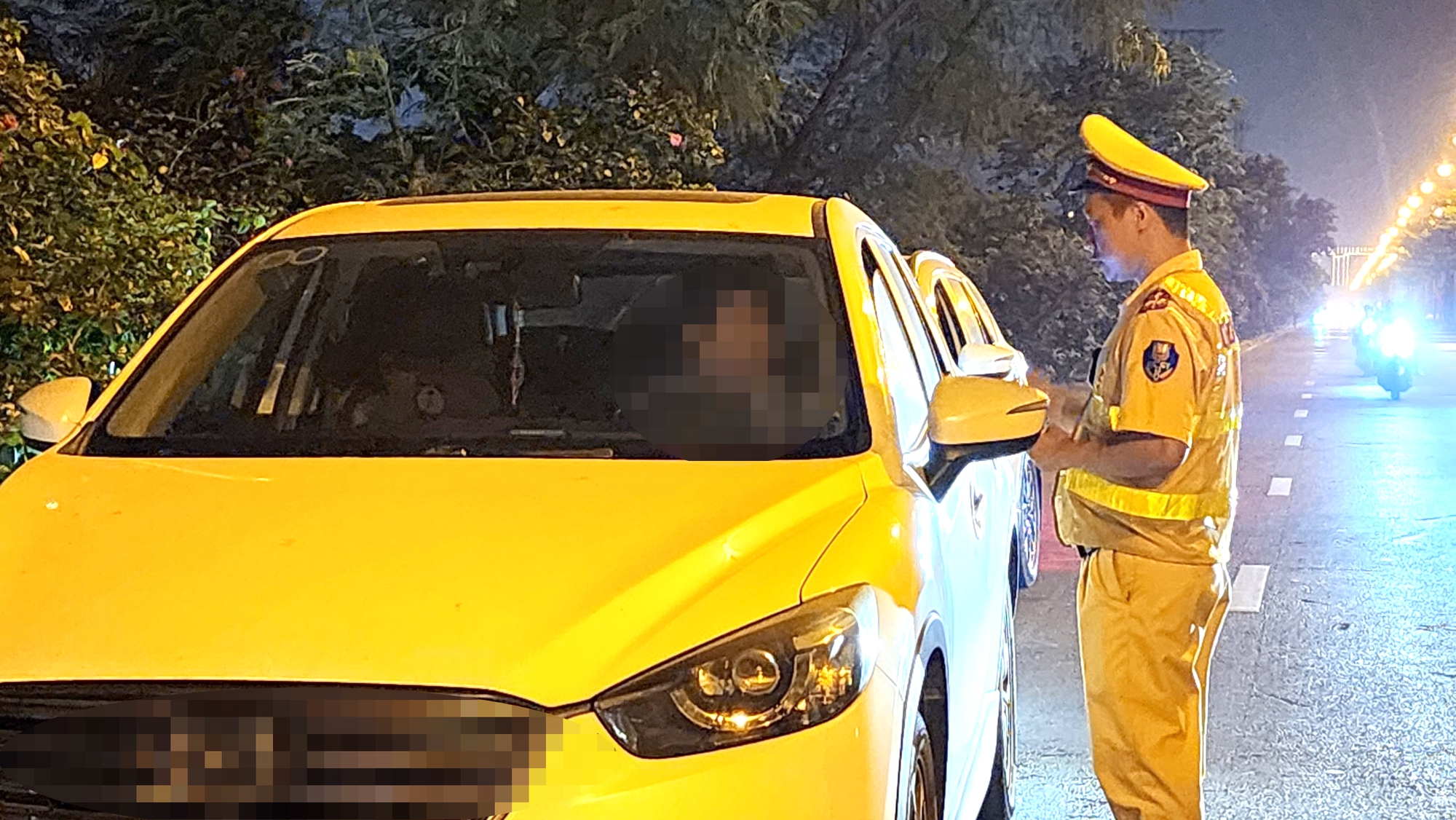 T&agrave;i xế &ocirc; t&ocirc; vi phạm nồng độ cồn đề nghị &ldquo;tạo điều kiện&rdquo; v&igrave; sợ vợ mắng - Ảnh 9.