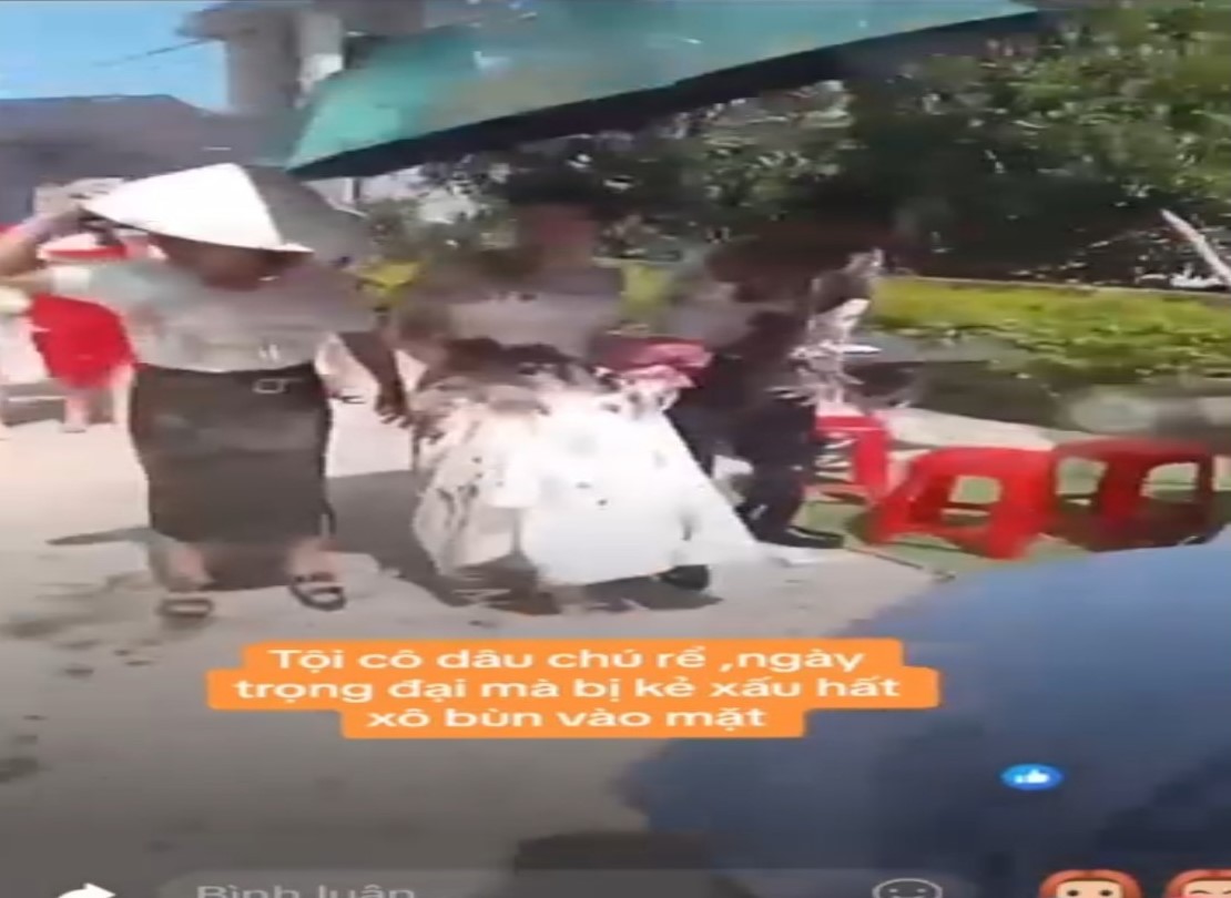 Điều tra clip c&ocirc; d&acirc;u ch&uacute; rể bị hất x&ocirc; ph&acirc;n v&agrave;o người trong lễ đ&oacute;n d&acirc;u - Ảnh 1.