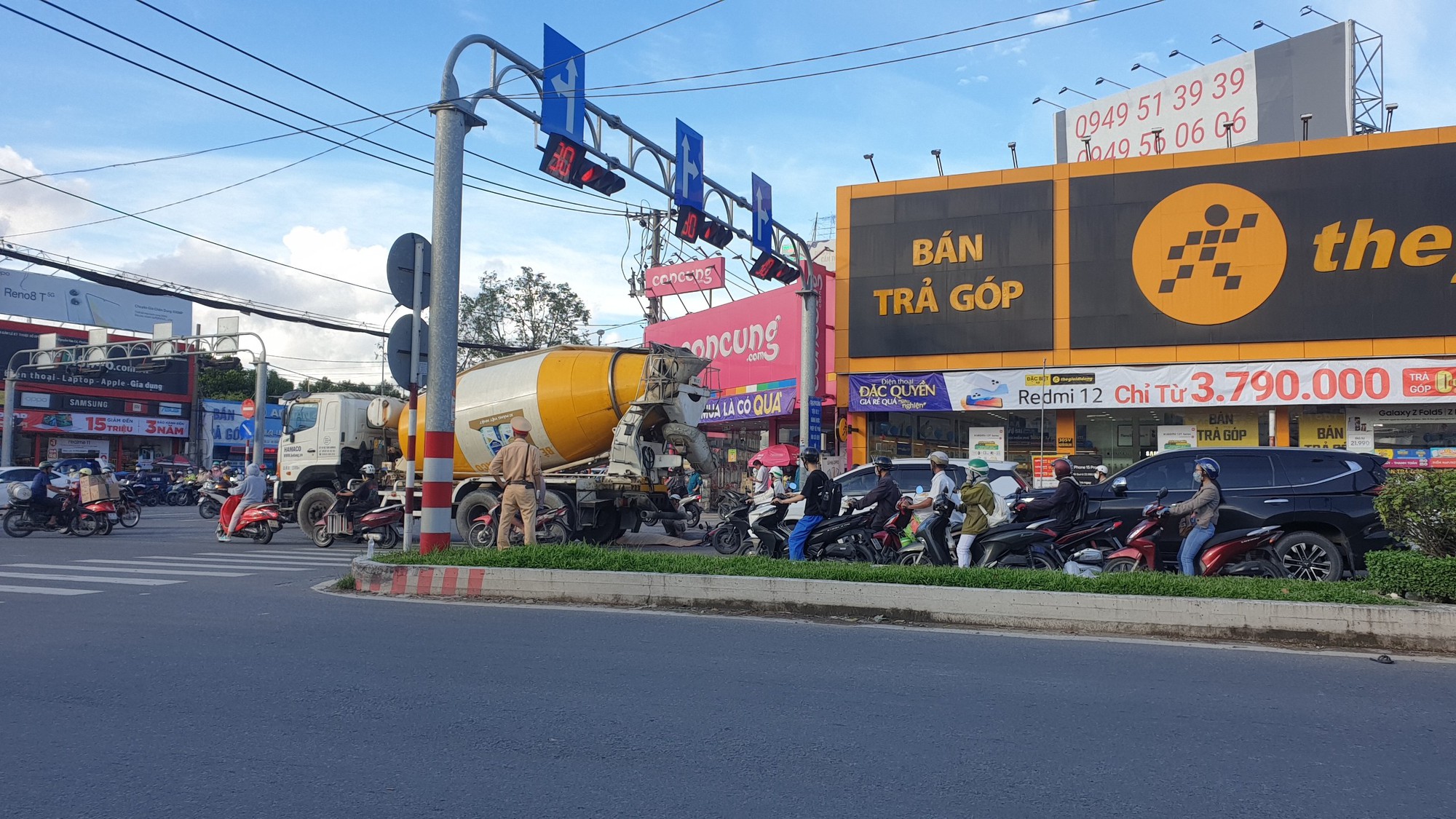 Cần Thơ: Người phụ nữ ngồi sau xe m&aacute;y chết thảm sau c&uacute; va chạm với xe trộn b&ecirc; t&ocirc;ng - Ảnh 2.