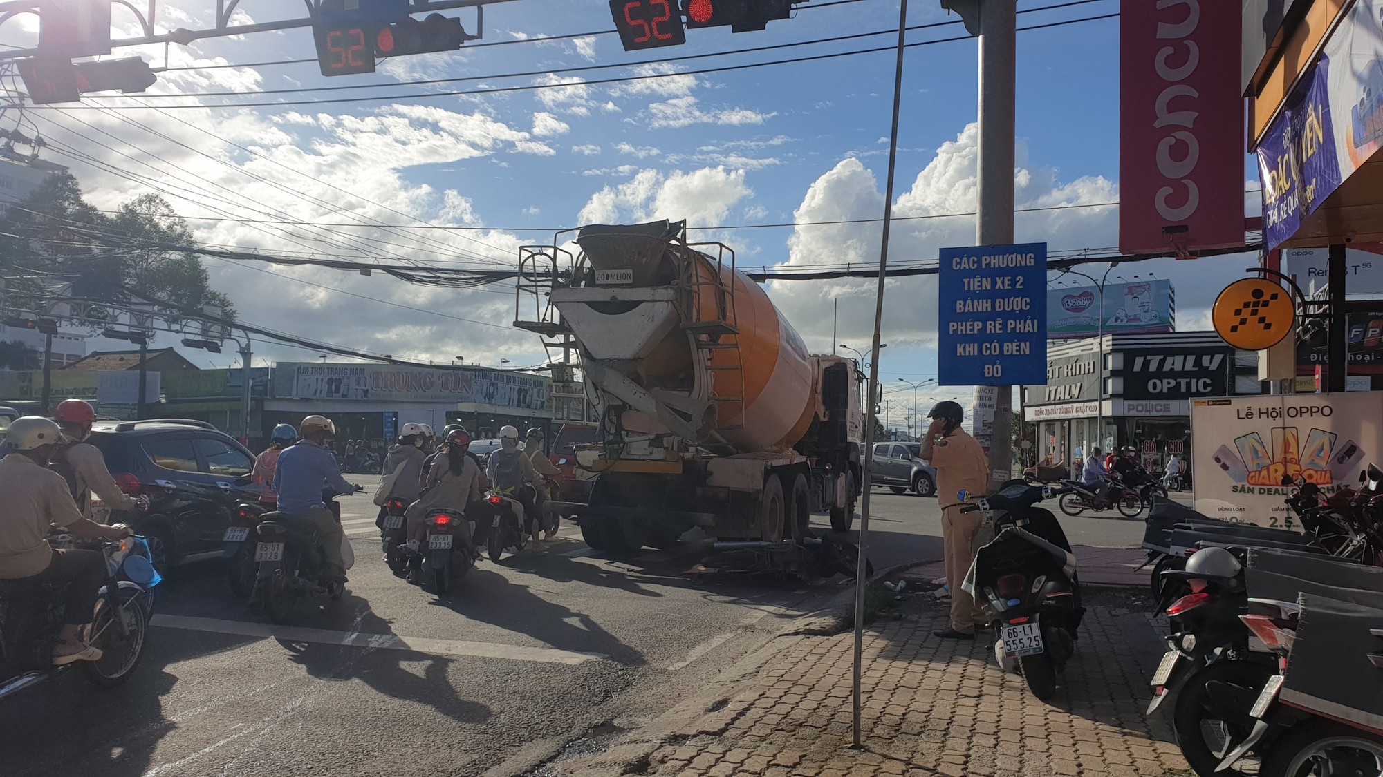 Cần Thơ: Người phụ nữ ngồi sau xe m&aacute;y chết thảm sau c&uacute; va chạm với xe trộn b&ecirc; t&ocirc;ng - Ảnh 1.