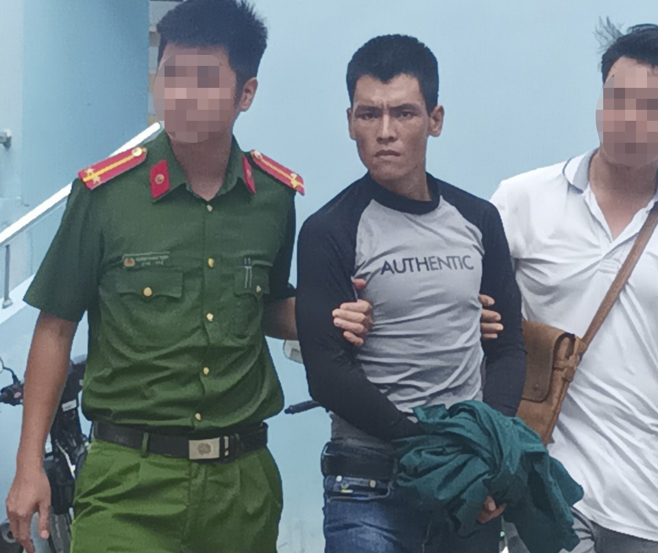 Tạm giam nghi can th&aacute;o trộm giằng trụ điện cao thế ở Kh&aacute;nh Ho&agrave; - Ảnh 1.