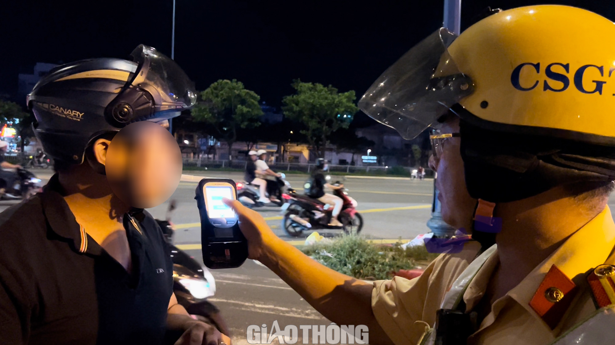 TP.HCM: Quận 1 y&ecirc;u cầu 100% c&aacute;n bộ viết cam kết "đ&atilde; uống rượu bia th&igrave; kh&ocirc;ng l&aacute;i xe" - Ảnh 1.