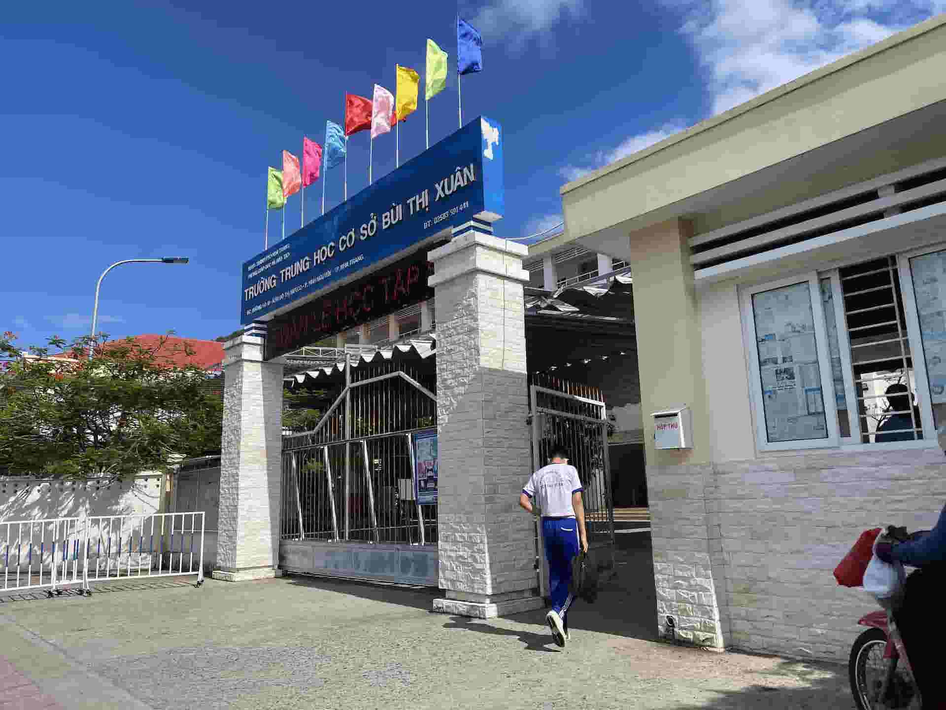 Vụ nữ sinh rơi từ tầng 8 ở Kh&aacute;nh Ho&agrave;: C&ocirc;ng an v&agrave;o cuộc điều tra nguy&ecirc;n nh&acirc;n - Ảnh 1.