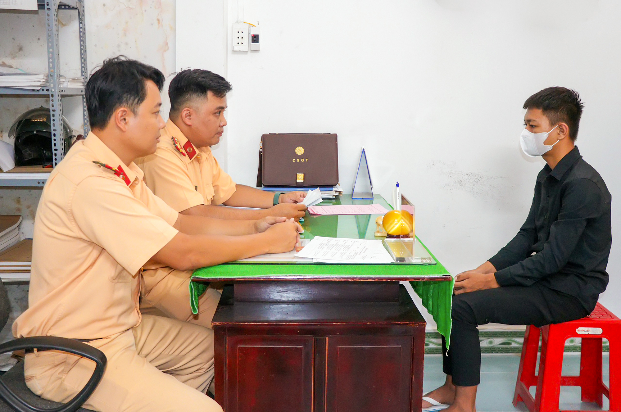 Nam thanh ni&ecirc;n nằm tr&ecirc;n y&ecirc;n điều khiển xe m&aacute;y do 'sở th&iacute;ch' - Ảnh 1.