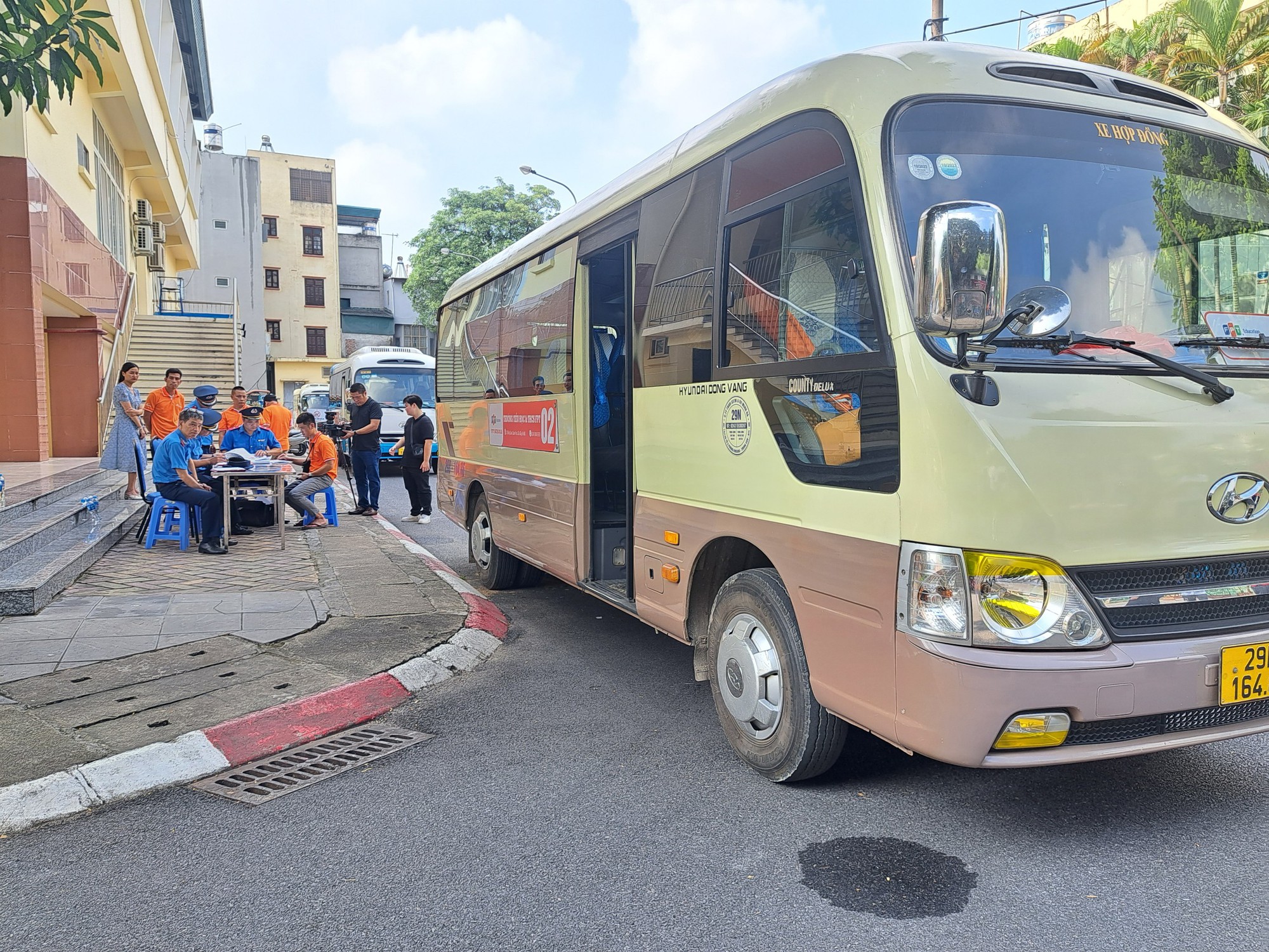 Xe đưa đ&oacute;n học sinh bị thu hồi giấy ph&eacute;p kinh doanh vẫn v&ocirc; tư hoạt động - Ảnh 3.