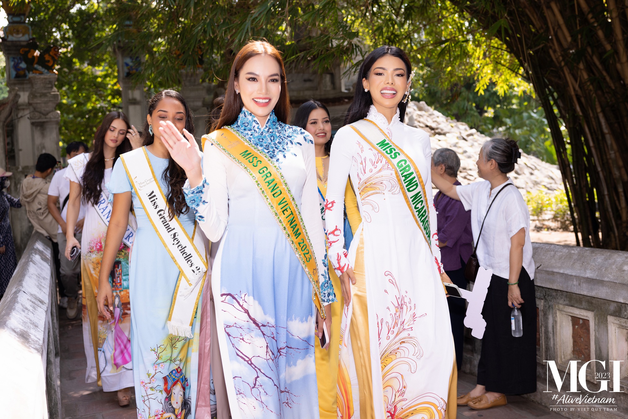 Lê Hoàng Phương cùng dàn thí sinh Miss Grand International duyên dáng trong tà áo dài - Ảnh 11. Lê Hoàng Phương cùng dàn thí sinh Miss Grand International duyên dáng trong tà áo dài - Ảnh 11.
