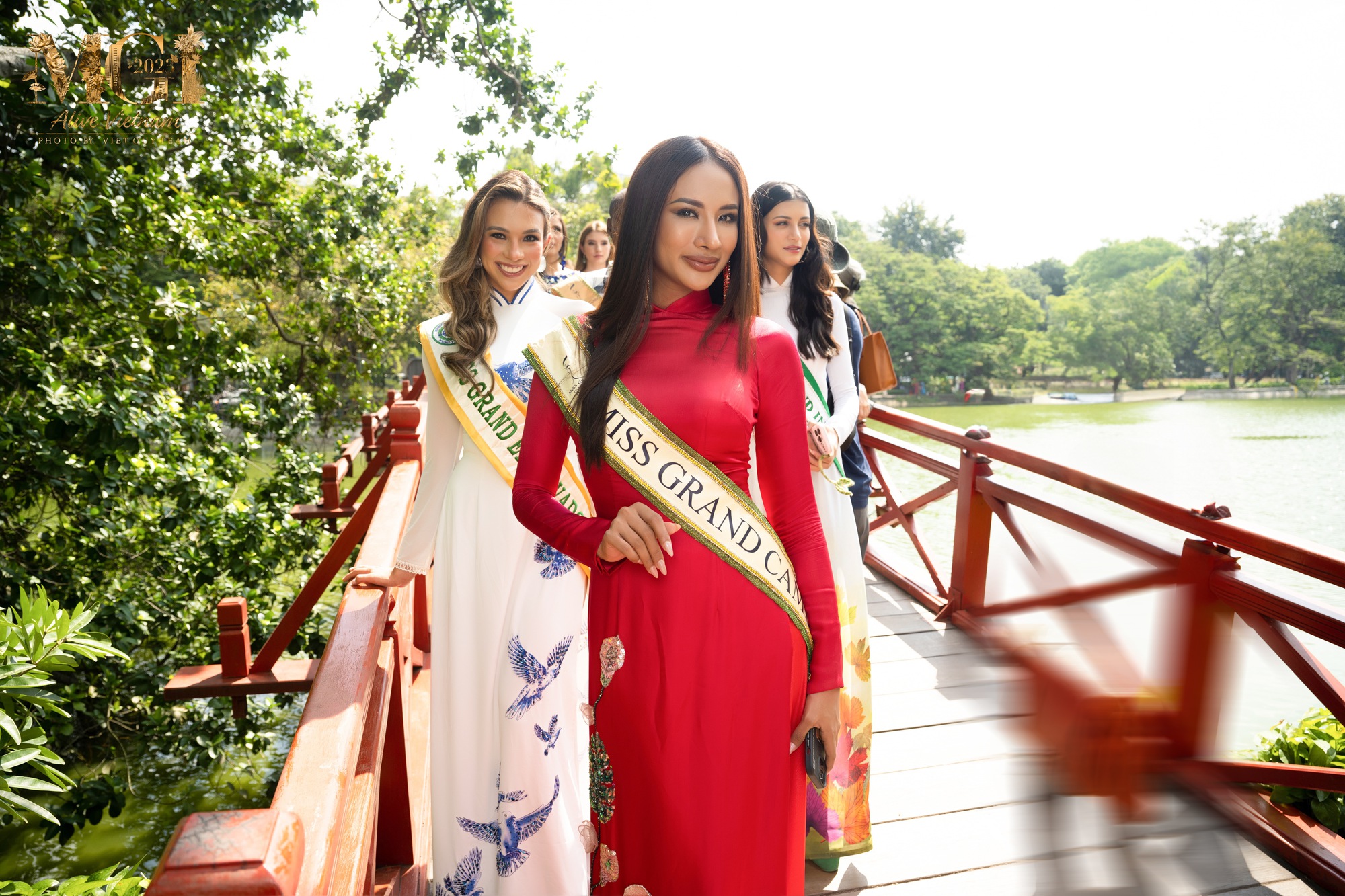 Lê Hoàng Phương cùng dàn thí sinh Miss Grand International duyên dáng trong tà áo dài - Ảnh 12. Lê Hoàng Phương cùng dàn thí sinh Miss Grand International duyên dáng trong tà áo dài - Ảnh 12.