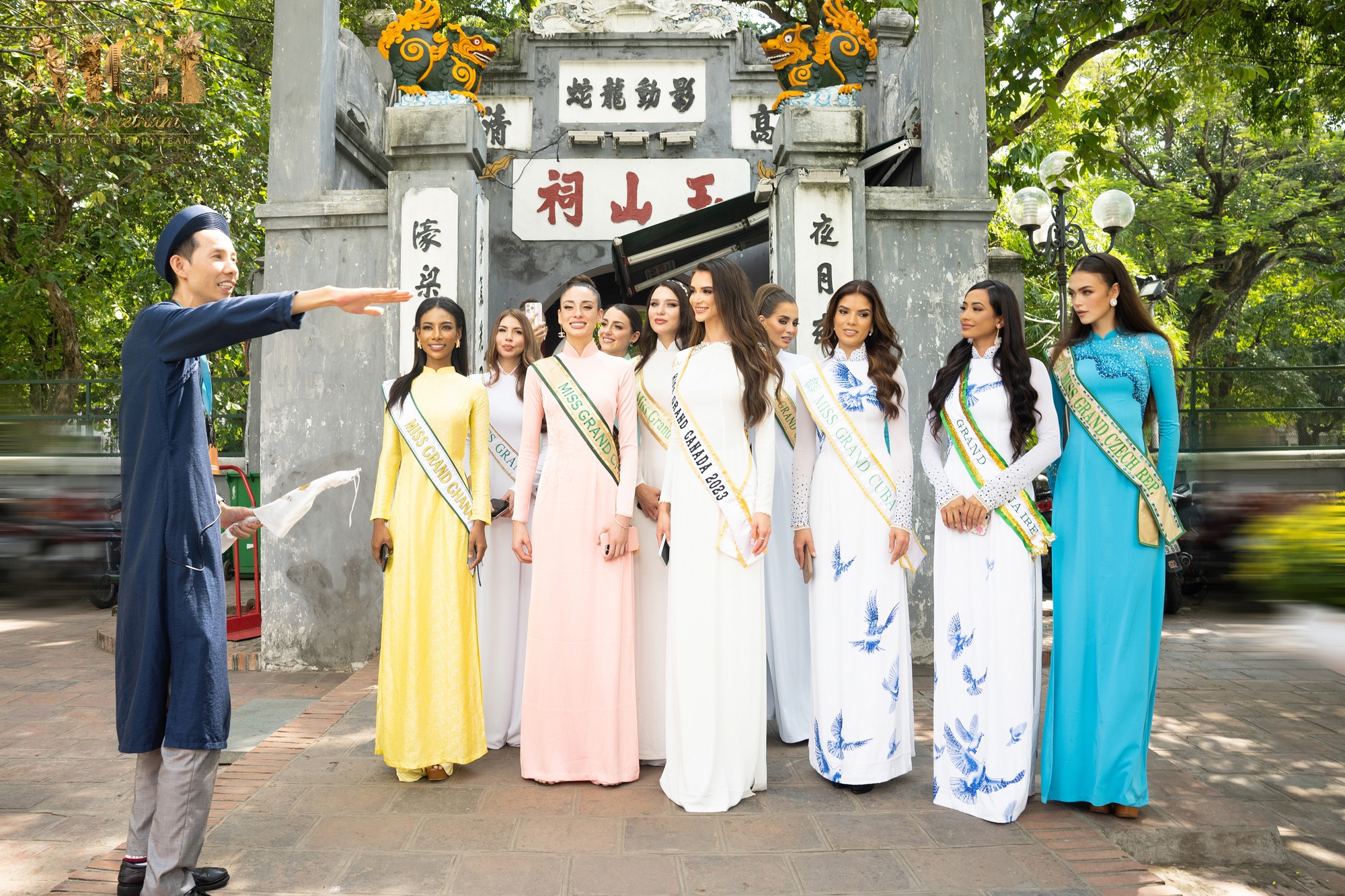 Lê Hoàng Phương cùng dàn thí sinh Miss Grand International duyên dáng trong tà áo dài - Ảnh 6. Lê Hoàng Phương cùng dàn thí sinh Miss Grand International duyên dáng trong tà áo dài - Ảnh 6.