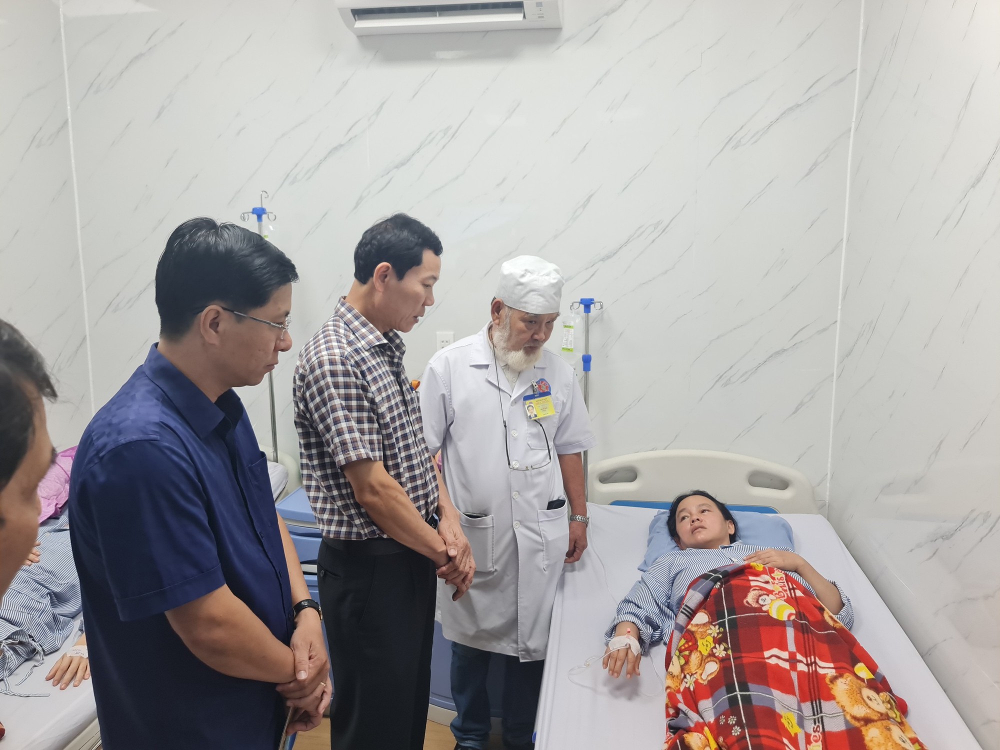 Hai c&ocirc;ng nh&acirc;n m&ocirc;i trường bị bắn: Nghi phạm từng hăm dọa xử bắn? - Ảnh 3.