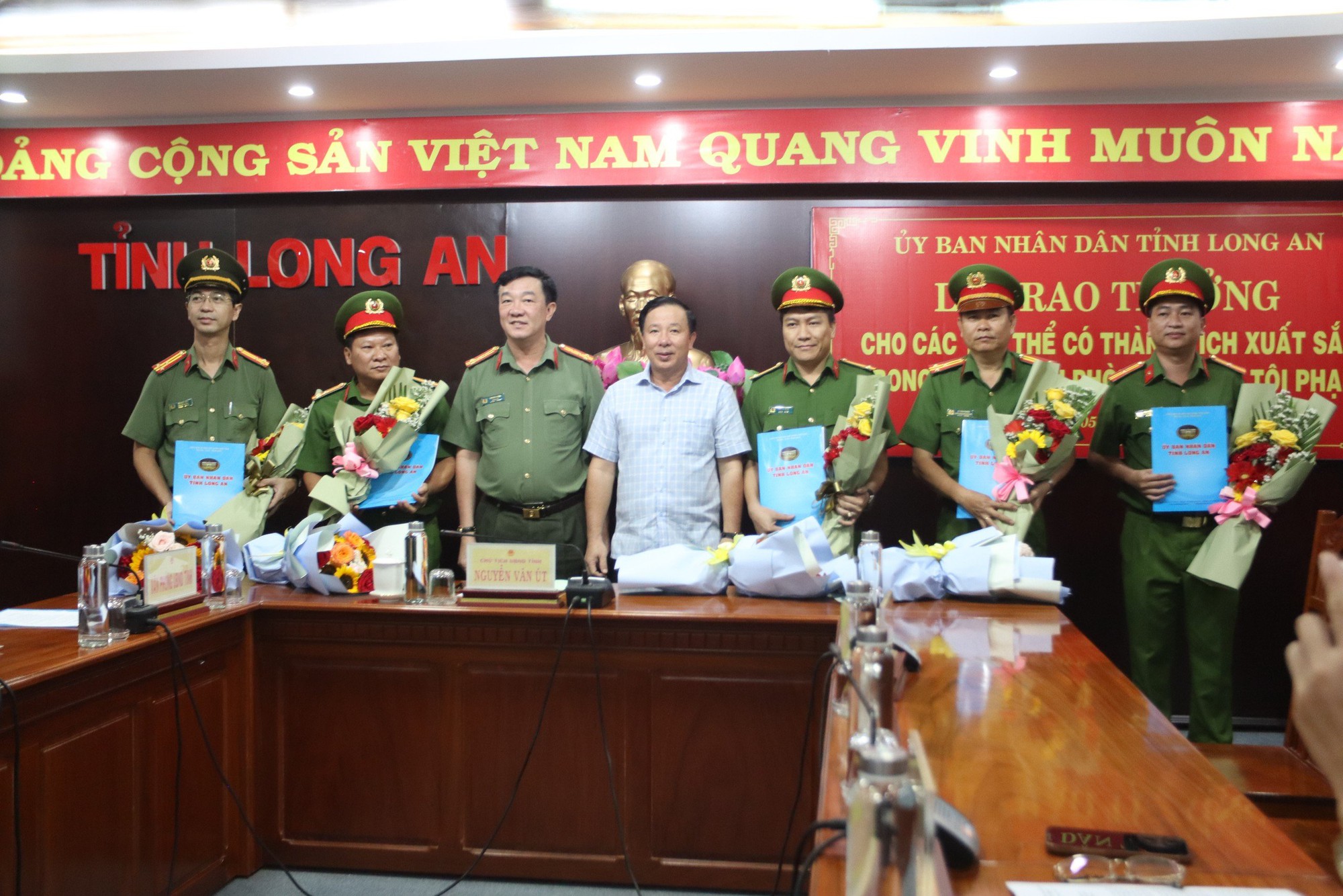 Khen thưởng 60 triệu đồng cho 5 tập thể trong vụ bắt c&oacute;c trẻ em ở Long An - Ảnh 1.