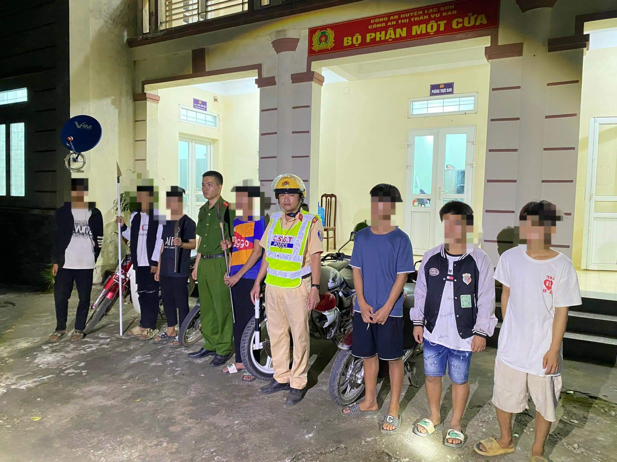 CSGT kịp thời ngăn chặn nh&oacute;m thanh, thiếu ni&ecirc;n cầm ph&oacute;ng lợn đi giải quyết m&acirc;u thuẫn - Ảnh 1.