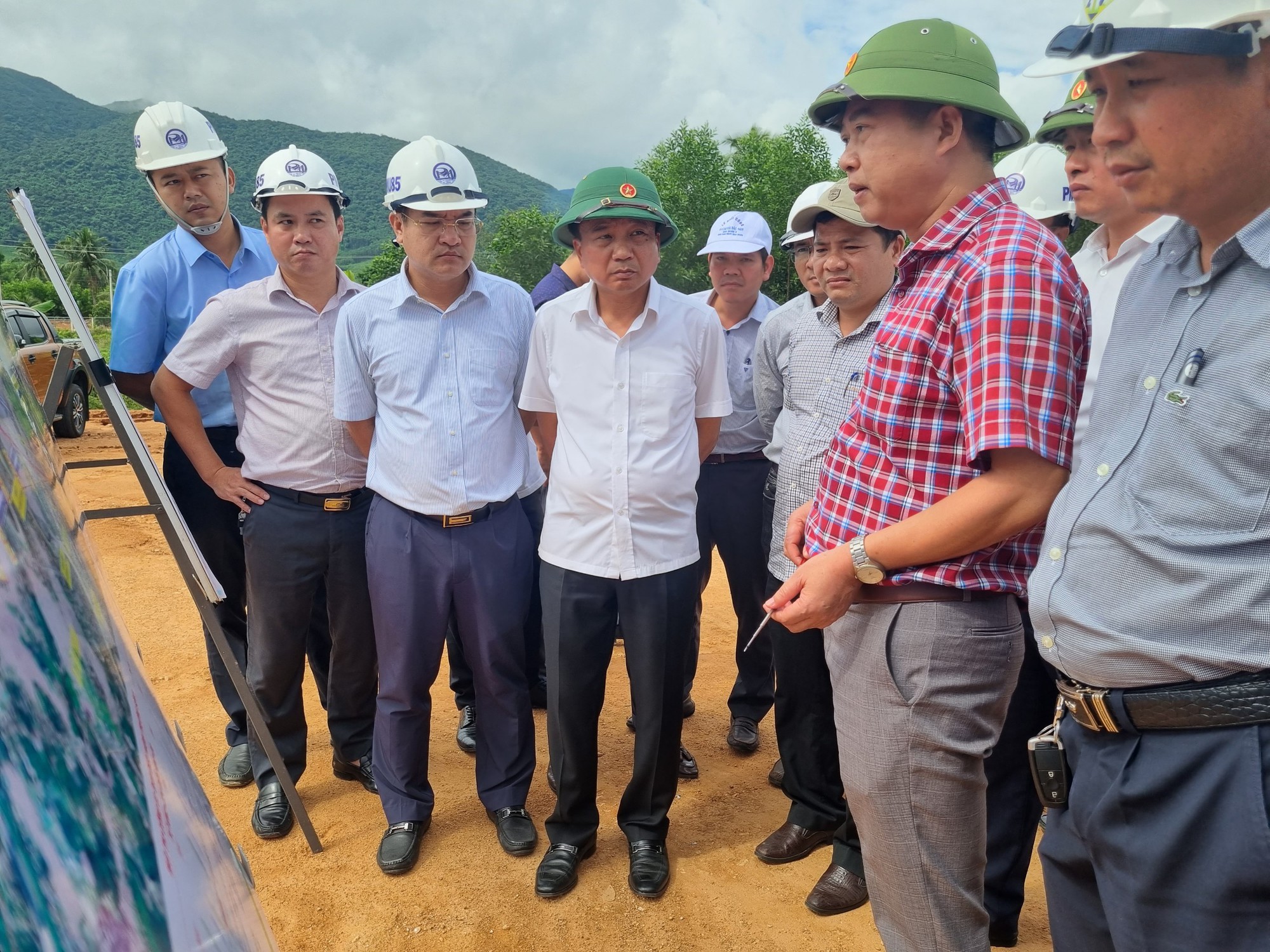 Thứ trưởng Nguyễn Danh Huy: Chuyển khối lượng những nhà thầu yếu thi công cao tốc - Ảnh 3. Thứ trưởng Nguyễn Danh Huy: Chuyển khối lượng những nhà thầu yếu thi công cao tốc - Ảnh 3.