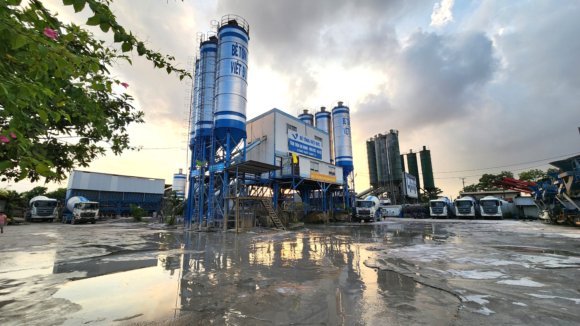 Cận cảnh h&agrave;ng loạt trạm trộn b&ecirc; t&ocirc;ng &ldquo;thi gan&rdquo; trước lệnh di dời ở Ho&agrave;i Đức (H&agrave; Nội) - Ảnh 13.