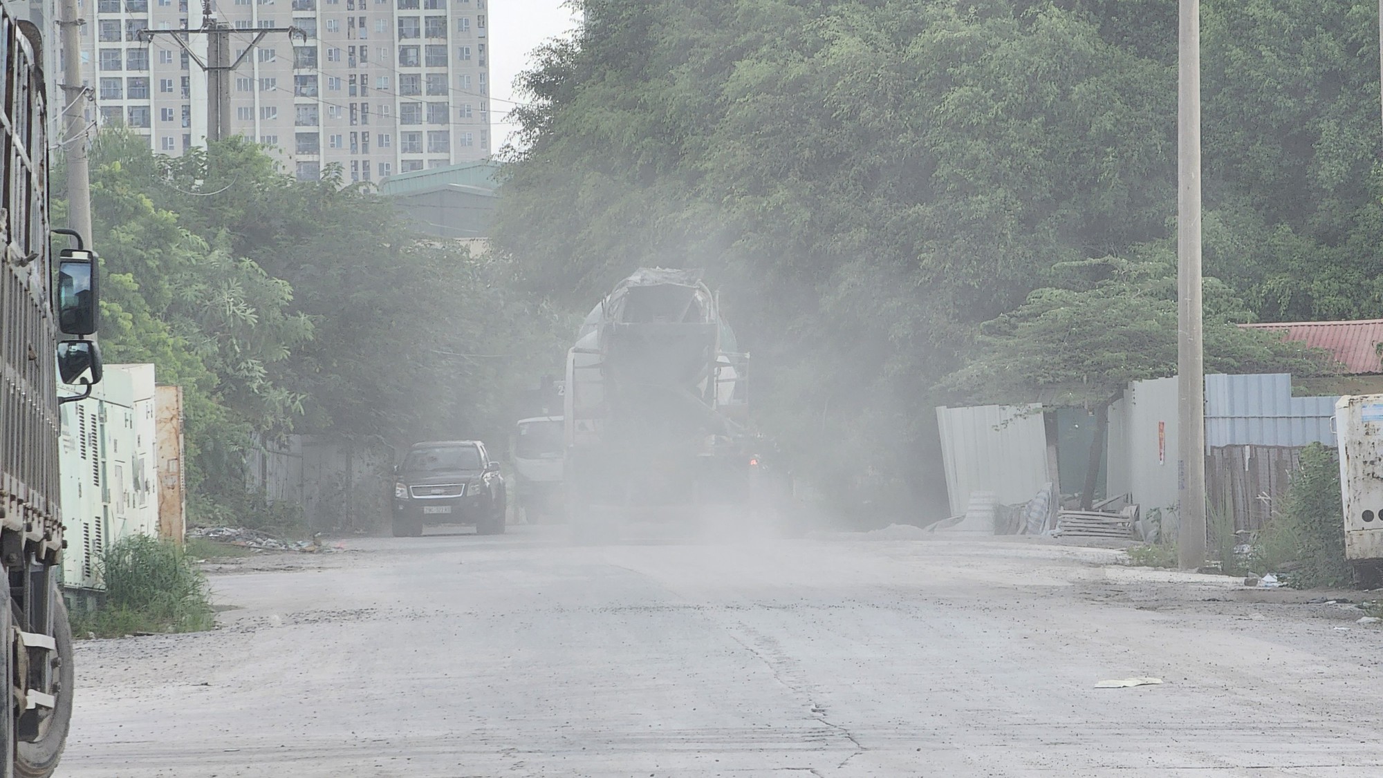 Cận cảnh h&agrave;ng loạt trạm trộn b&ecirc; t&ocirc;ng &ldquo;thi gan&rdquo; trước lệnh di dời ở Ho&agrave;i Đức (H&agrave; Nội) - Ảnh 3.