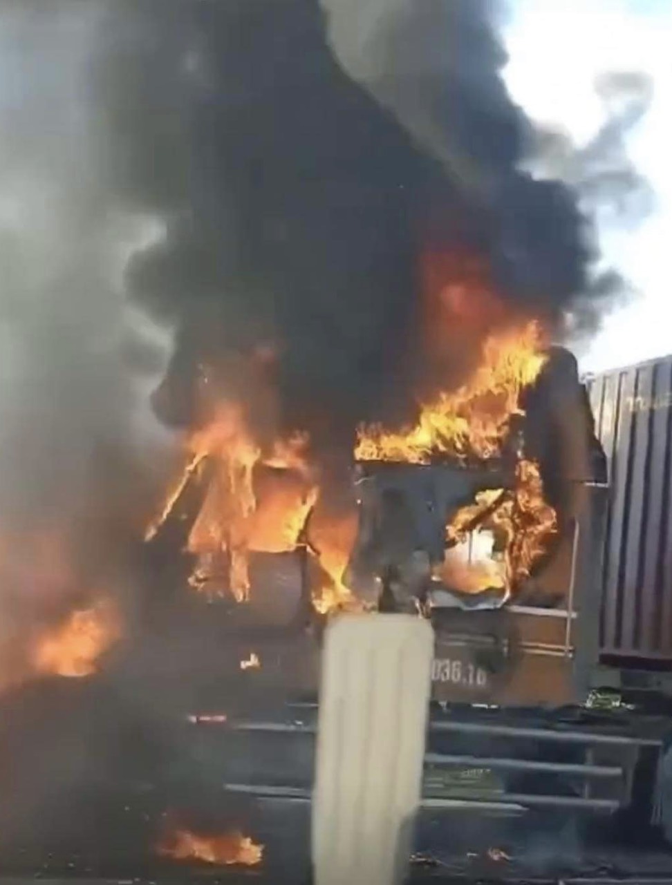 Xe container bốc ch&aacute;y ng&ugrave;n ngụt tr&ecirc;n cao tốc TP.HCM &ndash; Long Th&agrave;nh &ndash; Dầu Gi&acirc;y - Ảnh 1.