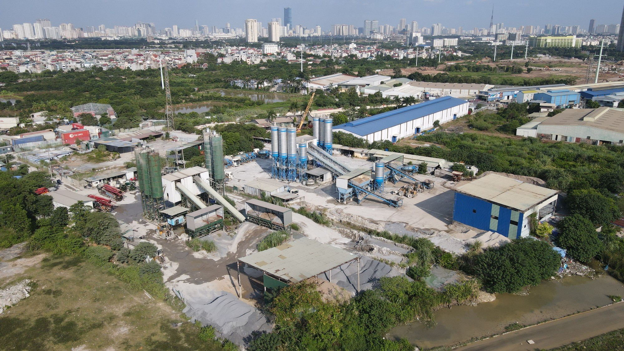 Cận cảnh h&agrave;ng loạt trạm trộn b&ecirc; t&ocirc;ng &ldquo;thi gan&rdquo; trước lệnh di dời ở Ho&agrave;i Đức (H&agrave; Nội) - Ảnh 7.