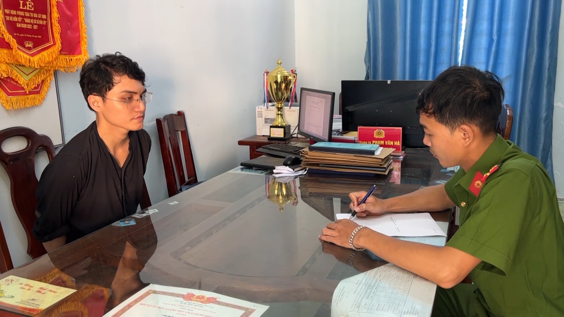 Bệnh viện t&agrave;i trợ 100% chi ph&iacute; điều trị cho hai nữ lao c&ocirc;ng bị bắn - Ảnh 2.