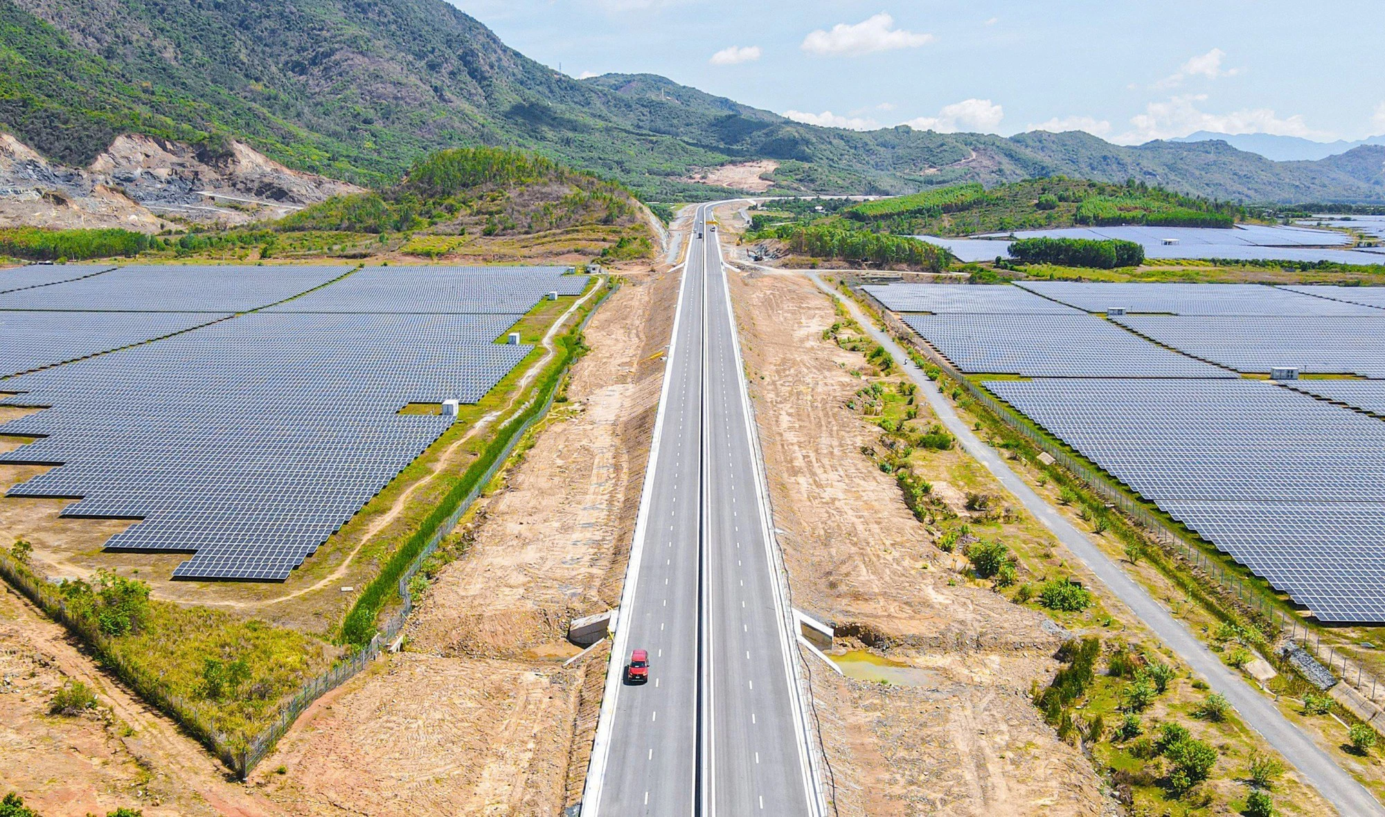 Bộ GTVT th&uacute;c tiến độ ho&agrave;n thiện đồng bộ loạt dự &aacute;n cao tốc mới - Ảnh 1.