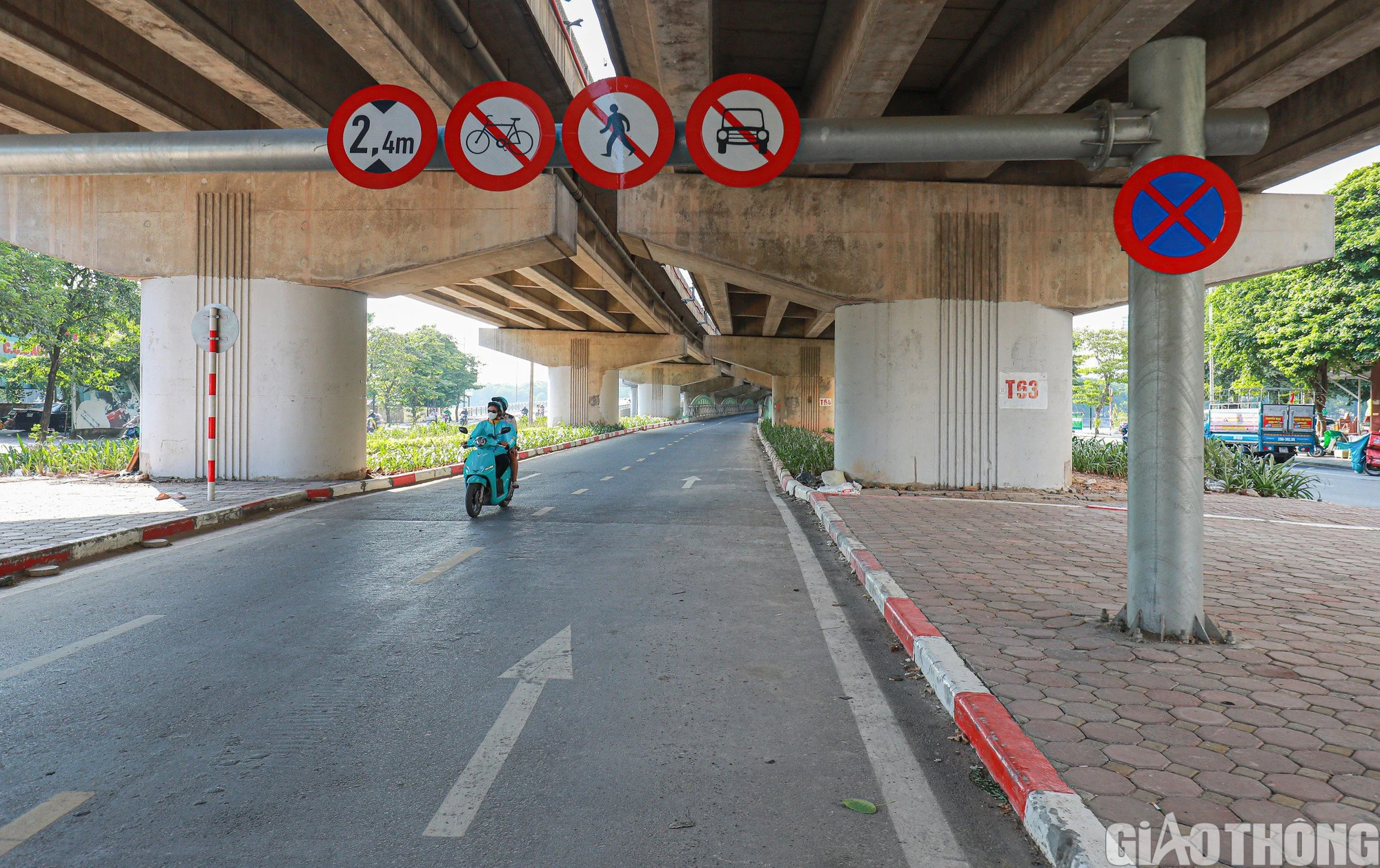Cầu v&ograve;m th&eacute;p 65 tỷ ở H&agrave; Nội trở th&agrave;nh nơi người d&acirc;n thoải m&aacute;i vi phạm giao th&ocirc;ng - Ảnh 2.