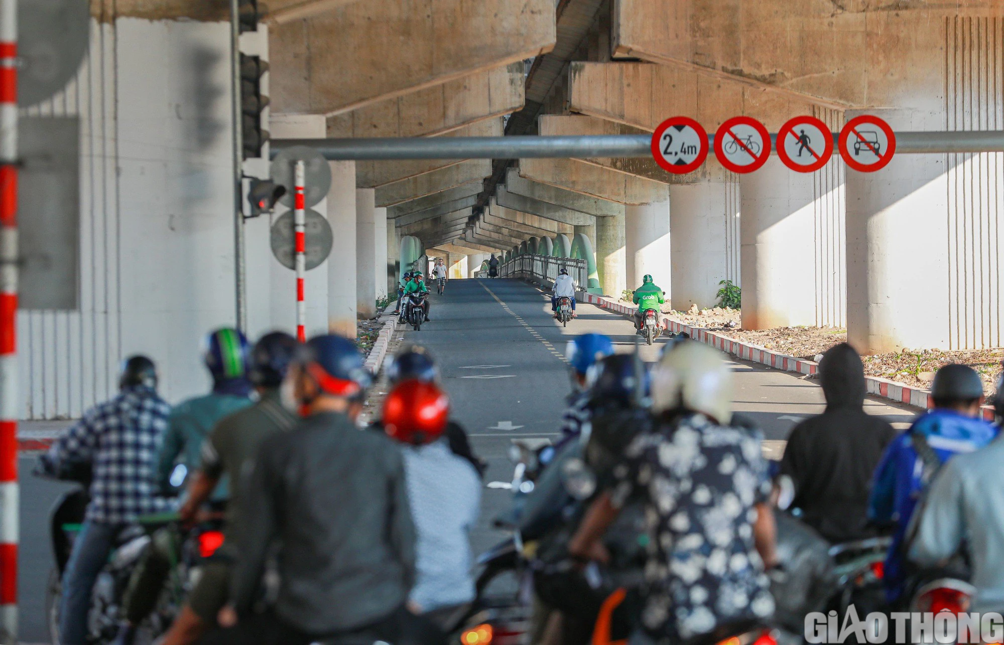 Cầu v&ograve;m th&eacute;p 65 tỷ ở H&agrave; Nội trở th&agrave;nh nơi người d&acirc;n thoải m&aacute;i vi phạm giao th&ocirc;ng - Ảnh 5.