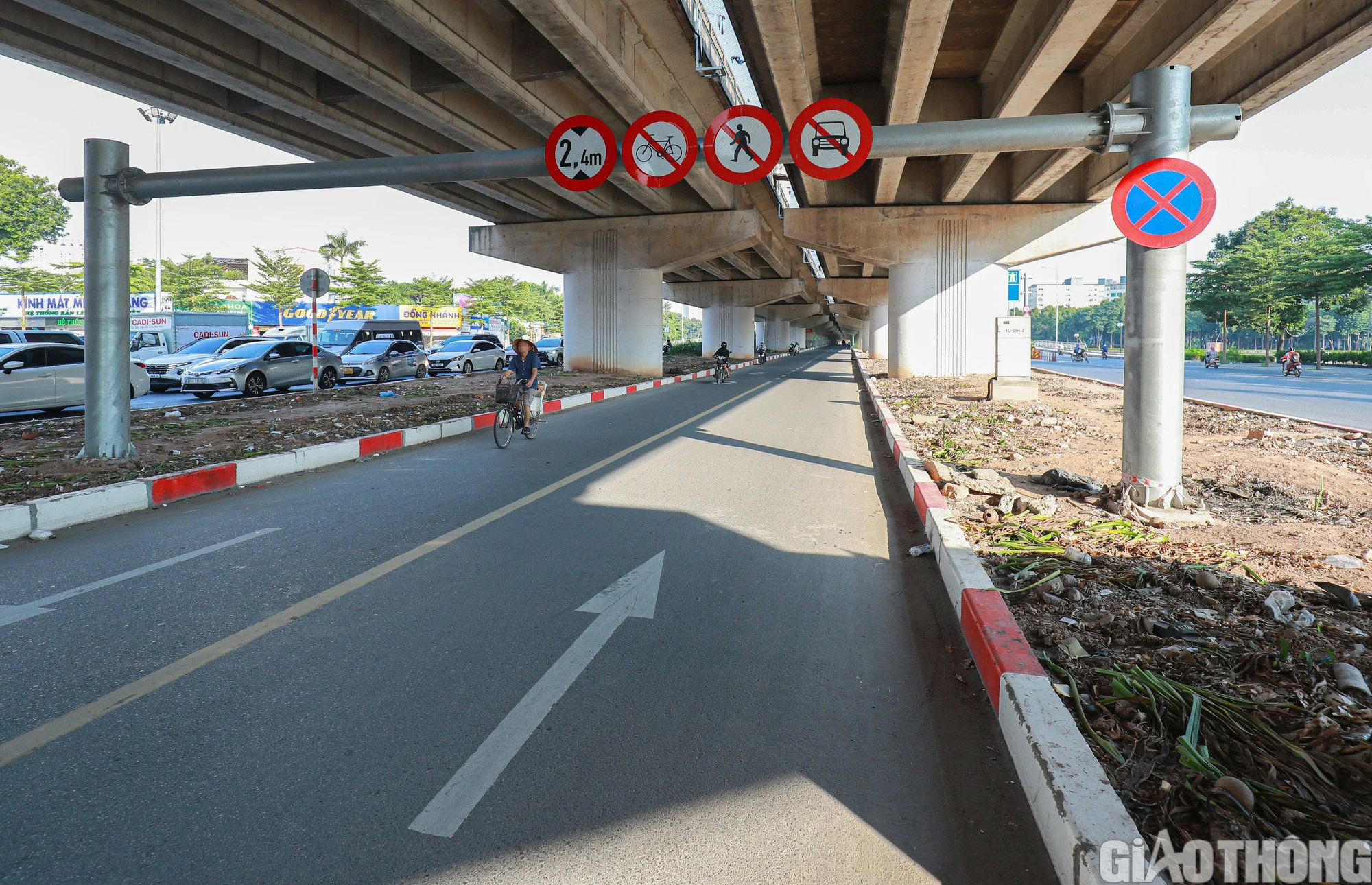 Cầu v&ograve;m th&eacute;p 65 tỷ ở H&agrave; Nội trở th&agrave;nh nơi người d&acirc;n thoải m&aacute;i vi phạm giao th&ocirc;ng - Ảnh 13.