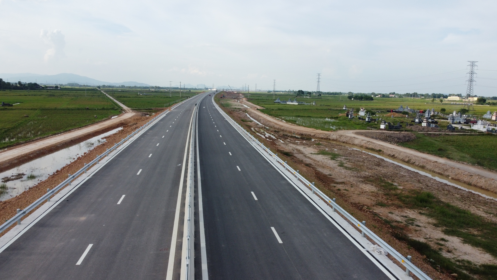 Bộ GTVT th&uacute;c tiến độ ho&agrave;n thiện đồng bộ loạt dự &aacute;n cao tốc mới - Ảnh 2.