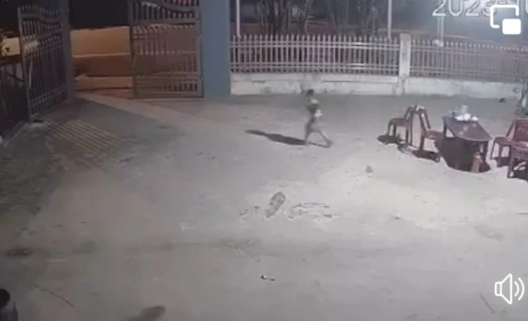 Chạy qua tỉnh lộ l&uacute;c xẩm tối, b&eacute; trai bốn tuổi bị xe tải rồi tử vong tr&ecirc;n đường đi cấp cứu - Ảnh 1.