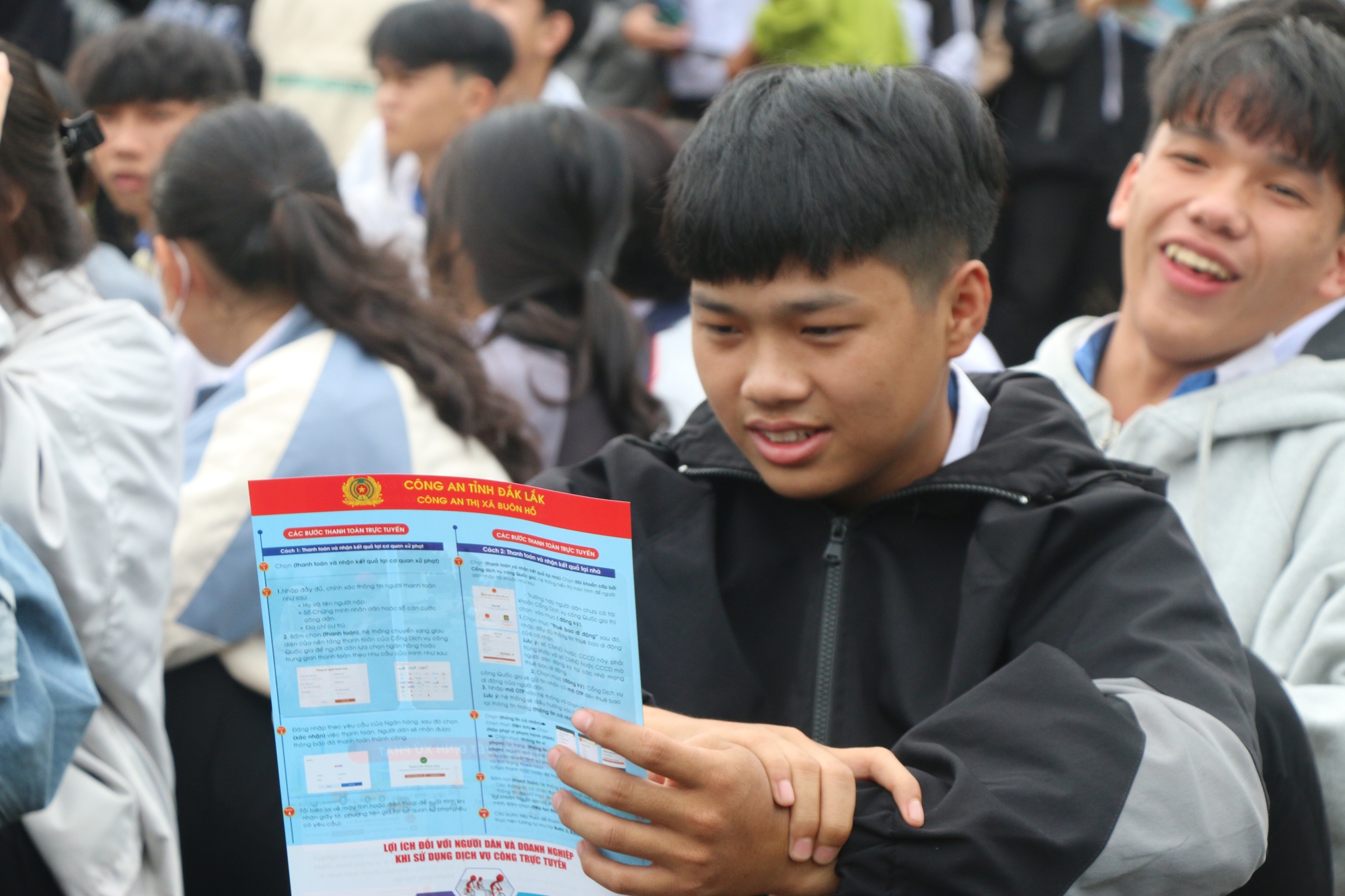 CSGT Bu&ocirc;n Hồ tuy&ecirc;n truyền, trang bị kỹ năng l&aacute;i xe an to&agrave;n cho học sinh - Ảnh 3.