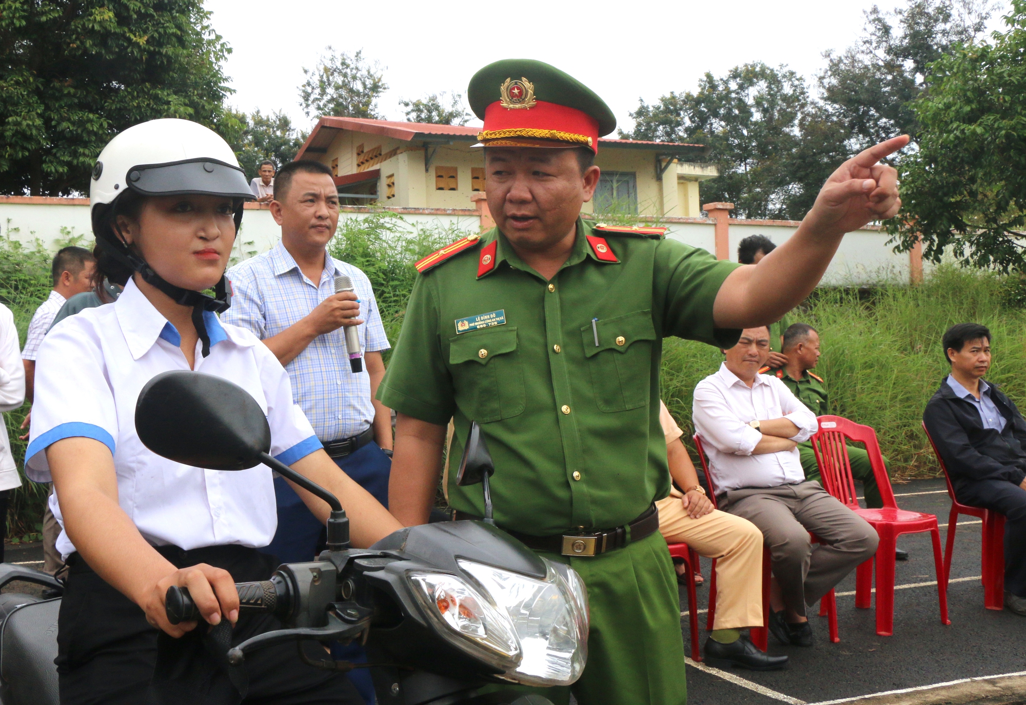 CSGT Bu&ocirc;n Hồ tuy&ecirc;n truyền, trang bị kỹ năng l&aacute;i xe an to&agrave;n cho học sinh - Ảnh 5.