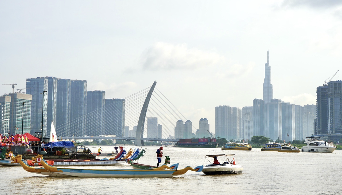 TP.HCM chi hơn 25 tỷ đồng thắp s&aacute;ng gầm cầu vượt s&ocirc;ng - Ảnh 1.