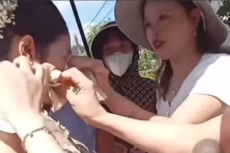 Vụ đ&aacute;m cưới bị c&ocirc; g&aacute;i hất chất bẩn v&agrave;o c&ocirc; d&acirc;u: Gia đ&igrave;nh ch&uacute; rể kh&ocirc;ng muốn l&agrave;m lớn chuyện - Ảnh 1.