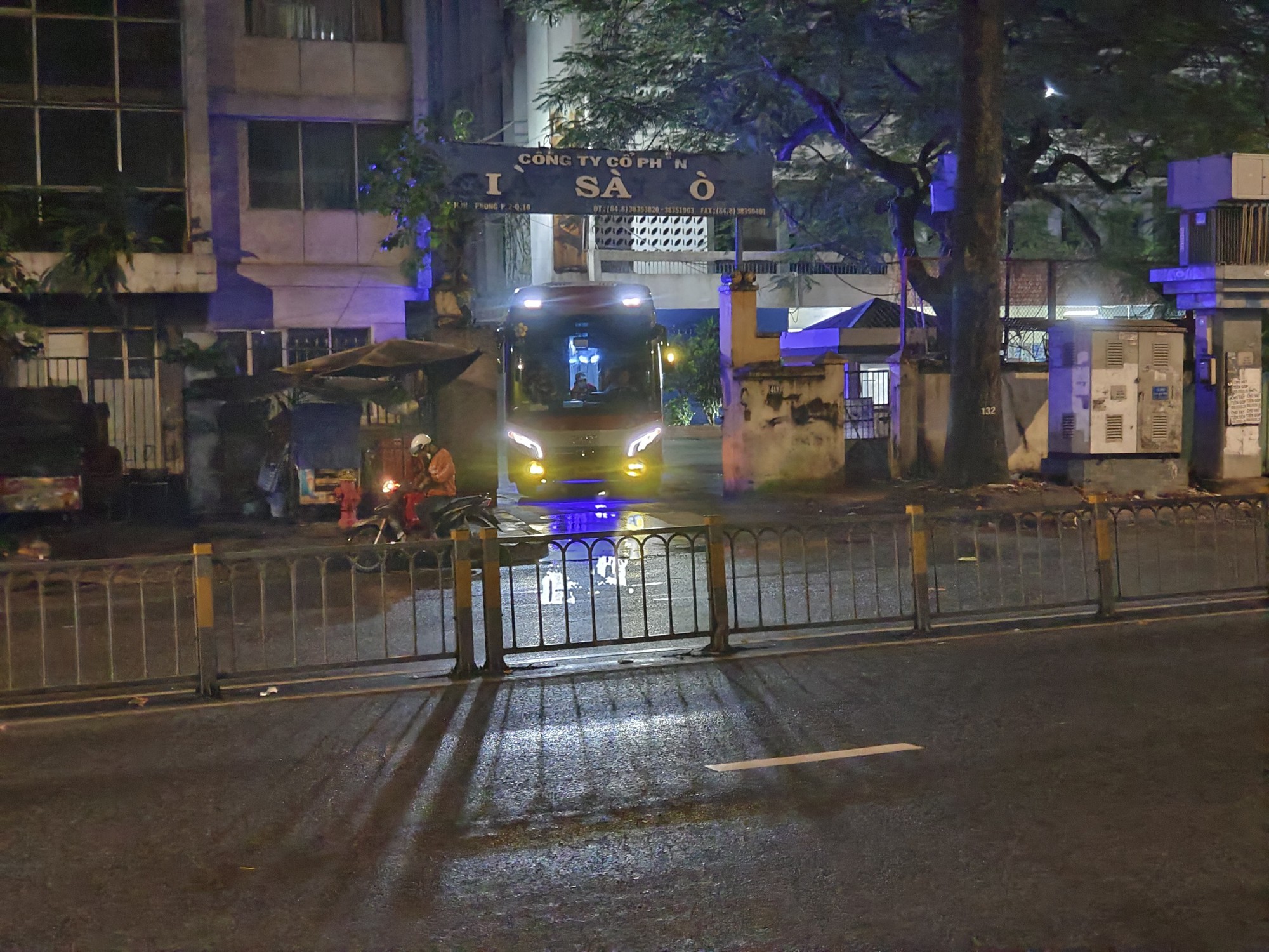 Năm đời ph&oacute; chủ tịch TP.HCM chưa dẹp được bến xe lậu Th&agrave;nh Bưởi - Ảnh 1.