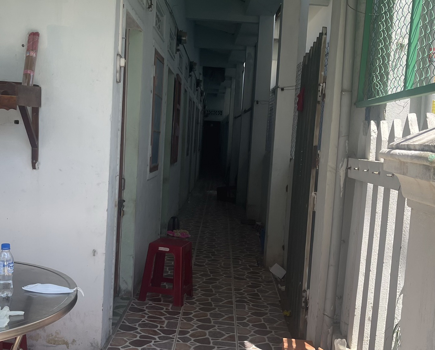 Ph&aacute;t hiện vật dụng nghi l&agrave; s&uacute;ng trong ph&ograve;ng trọ của nghi phạm bắn hai nữ c&ocirc;ng nh&acirc;n - Ảnh 2.