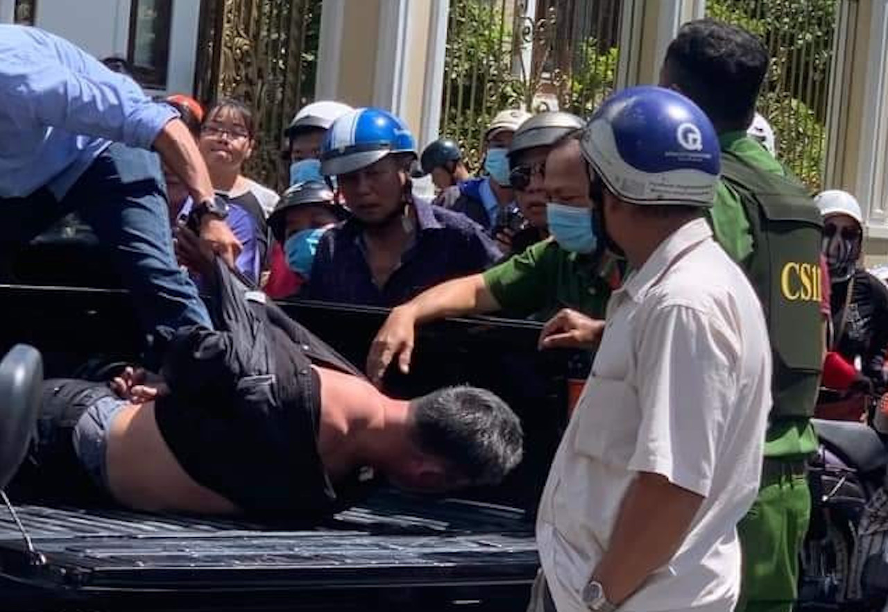  D&acirc;n v&acirc;y bắt người đ&agrave;n &ocirc;ng định cướp tiệm v&agrave;ng ở Tr&agrave; Vinh - Ảnh 2.