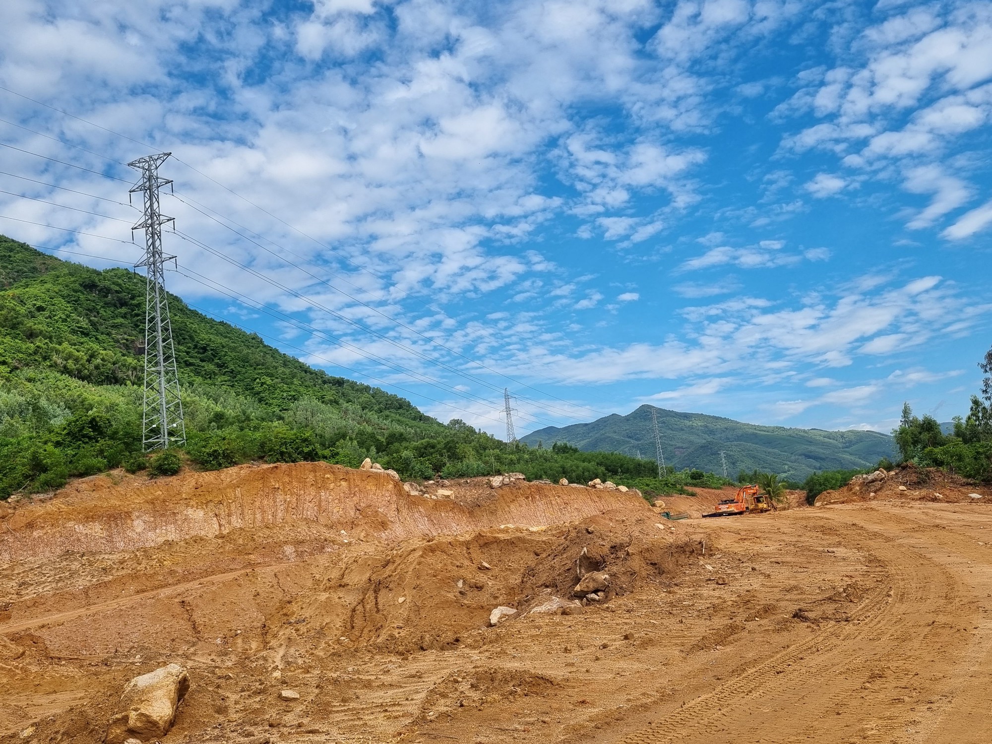 Sớm gỡ vướng mặt bằng, đẩy tiến độ cao tốc Quy Nhơn - Ch&iacute; Thạnh - Ảnh 2.