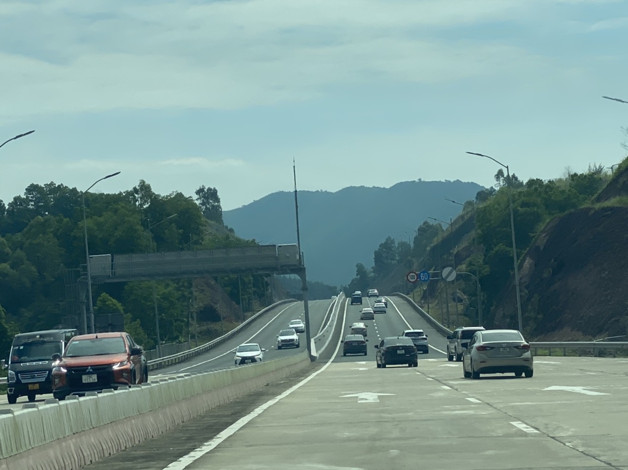 Quảng Ninh: Giao th&ocirc;ng k&eacute;o n&ocirc;ng th&ocirc;n, miền n&uacute;i tiến bước c&ugrave;ng th&agrave;nh thị, miền xu&ocirc;i - Ảnh 1.