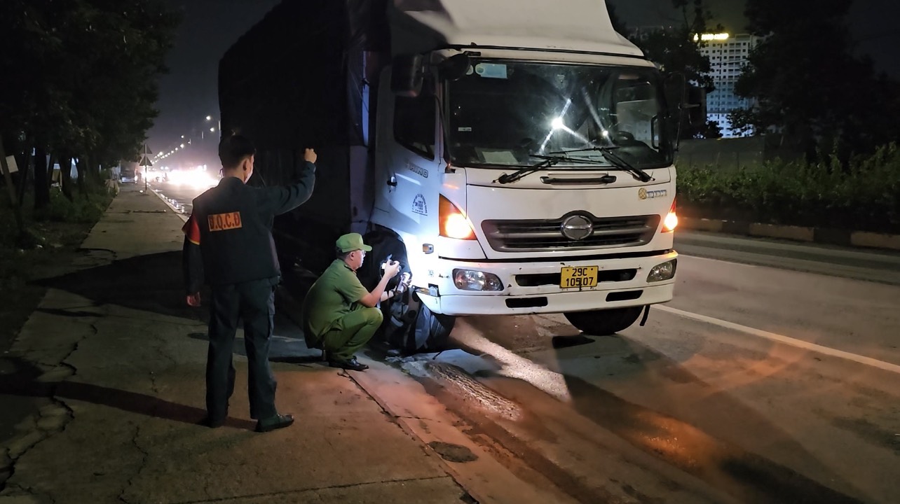 Người đ&agrave;n &ocirc;ng ng&atilde; xe m&aacute;y văng v&agrave;o l&agrave;n &ocirc; t&ocirc;, bị xe tải c&aacute;n tử vong tại chỗ - Ảnh 3.