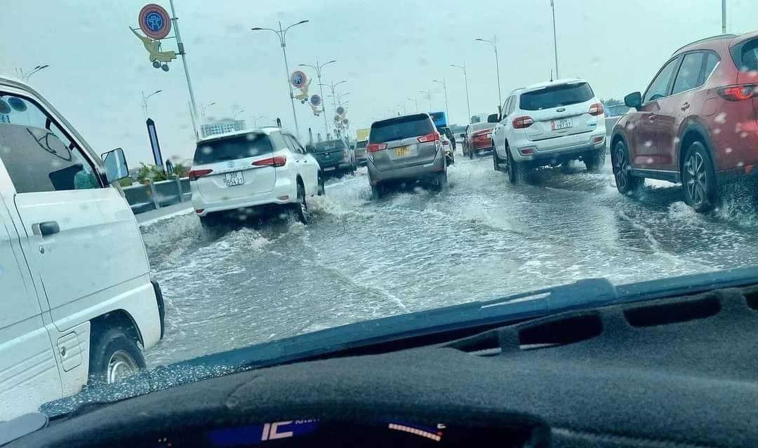 Cầu Vĩnh Tuy giai đoạn 2 vừa th&ocirc;ng xe đ&atilde; xuất hiện ngập &uacute;ng, nguy&ecirc;n nh&acirc;n do đ&acirc;u? - Ảnh 1.