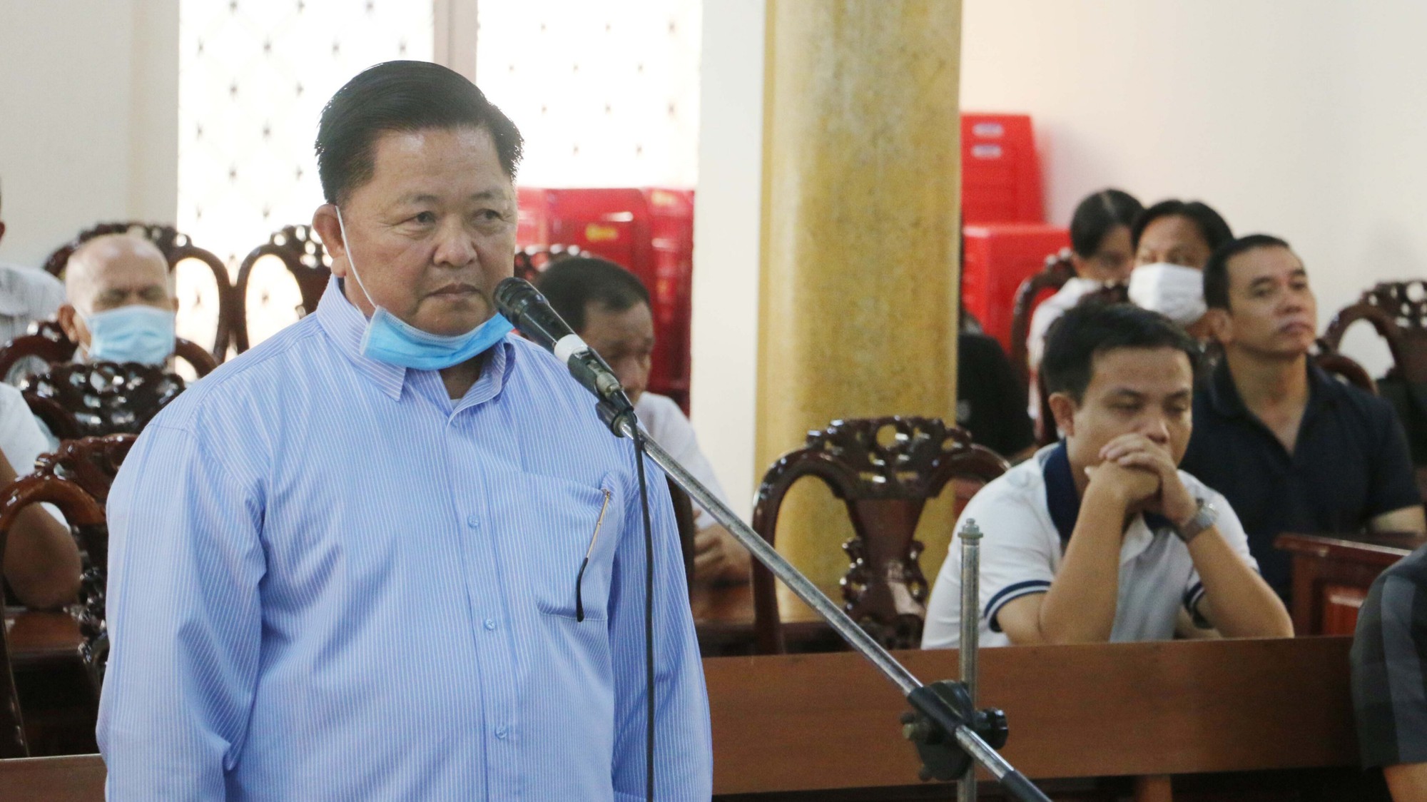 X&eacute;t xử nh&oacute;m cựu c&aacute;n bộ CSGT cấp hơn 5.000 biển số xe tr&aacute;i quy định ở An Giang - Ảnh 1.