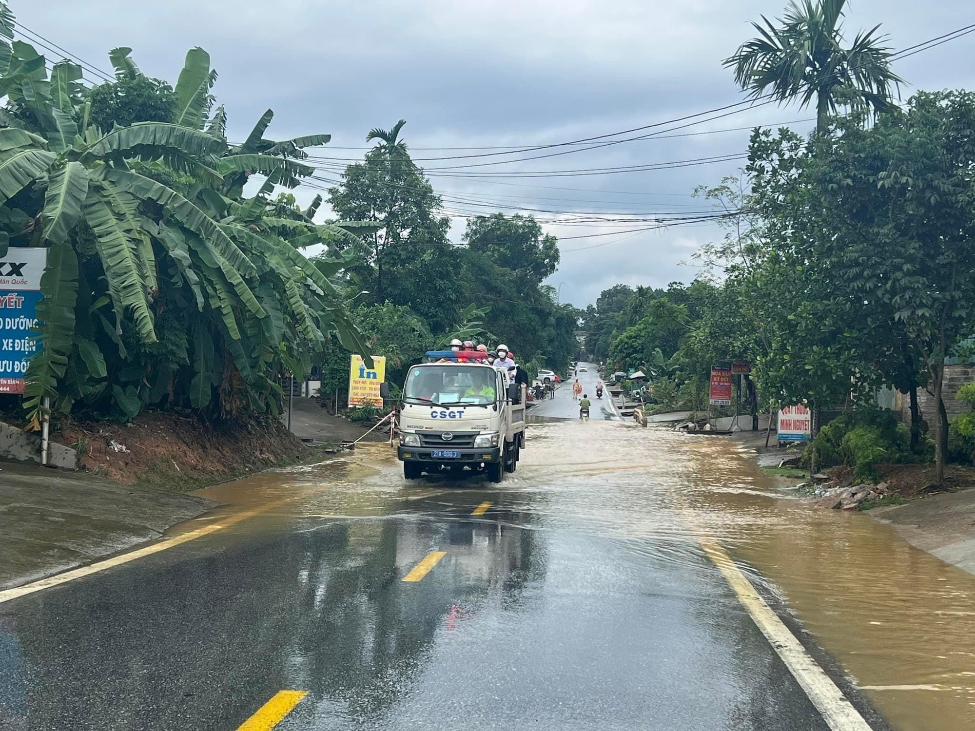 Mưa lớn g&acirc;y nhiều thiệt hại, tạm dừng chạy t&agrave;u tuyến H&agrave; Nội - L&agrave;o Cai - Ảnh 2.