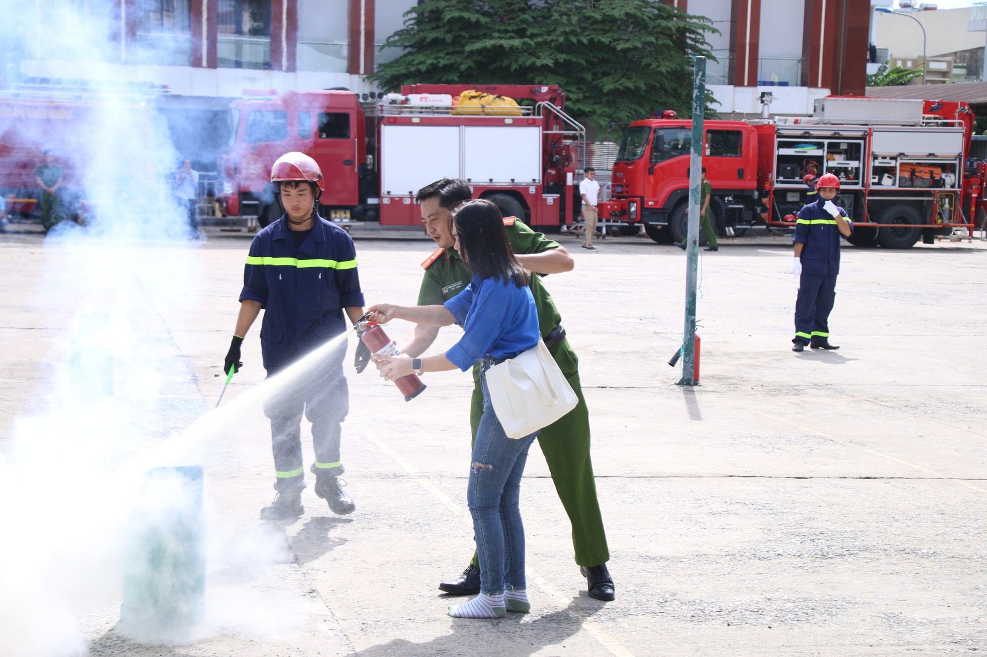 D&acirc;n trải nghiệm leo xe thang, tự tay thực h&agrave;nh chữa ch&aacute;y c&ugrave;ng c&ocirc;ng an Đ&agrave; Nẵng - Ảnh 3.