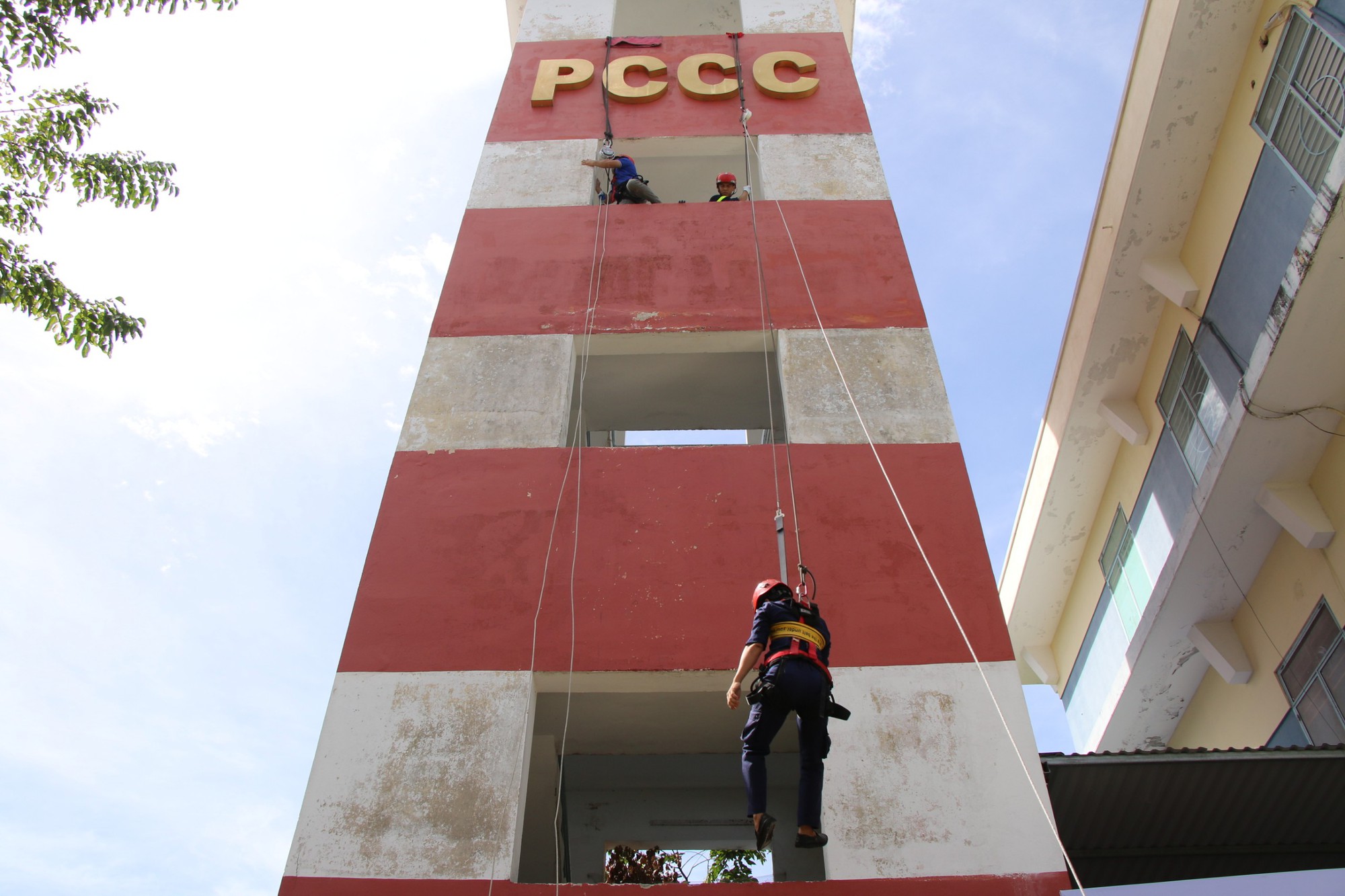 D&acirc;n trải nghiệm leo xe thang, tự tay thực h&agrave;nh chữa ch&aacute;y c&ugrave;ng c&ocirc;ng an Đ&agrave; Nẵng - Ảnh 7.