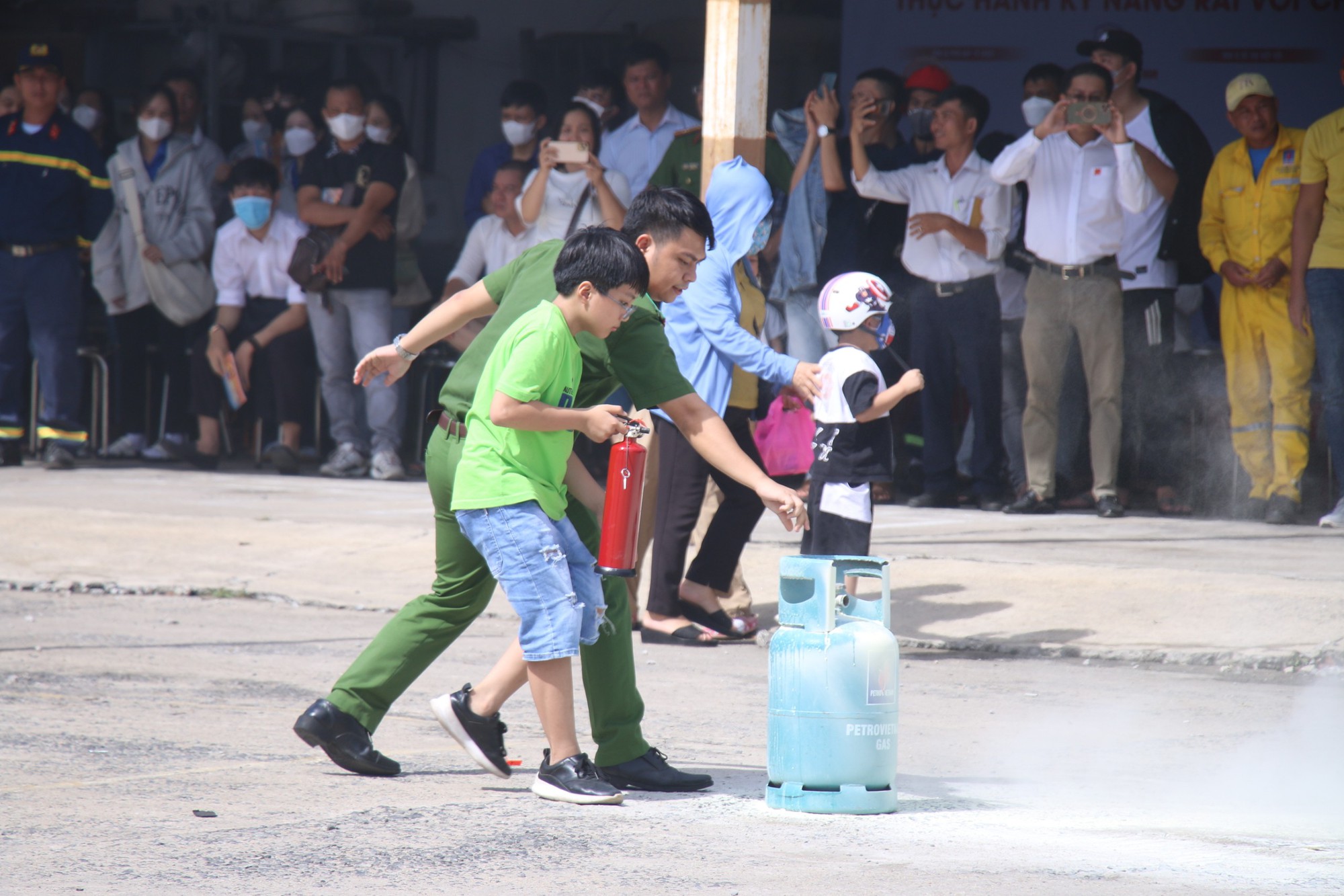D&acirc;n trải nghiệm leo xe thang, tự tay thực h&agrave;nh chữa ch&aacute;y c&ugrave;ng c&ocirc;ng an Đ&agrave; Nẵng - Ảnh 4.