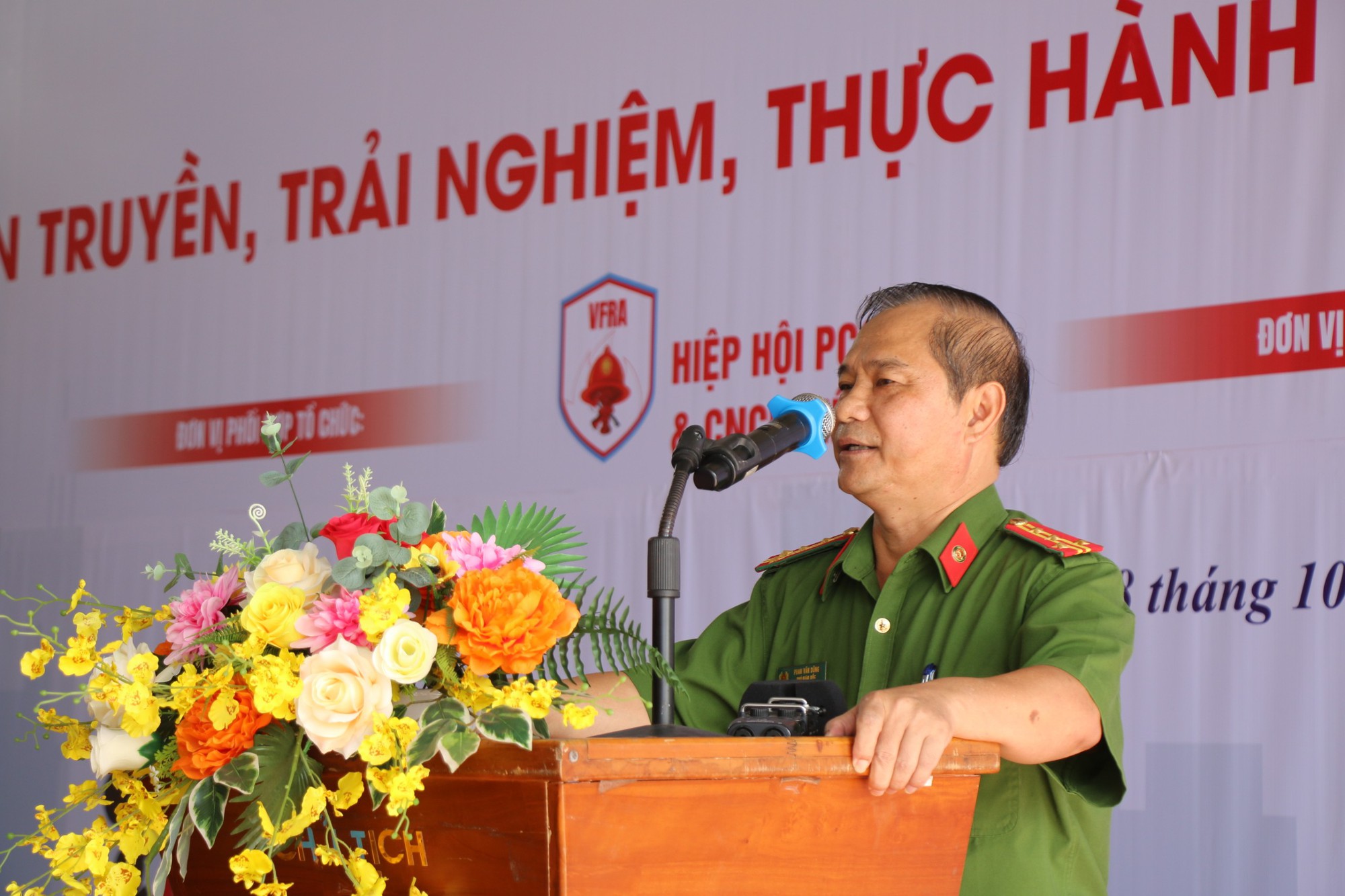 D&acirc;n trải nghiệm leo xe thang, tự tay thực h&agrave;nh chữa ch&aacute;y c&ugrave;ng c&ocirc;ng an Đ&agrave; Nẵng - Ảnh 9.